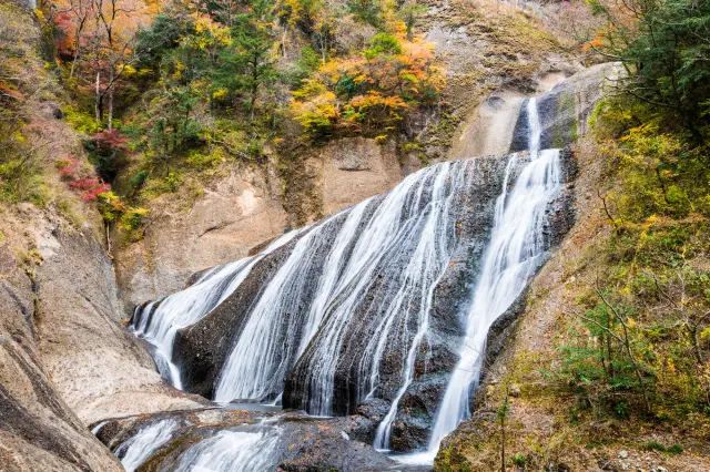 From the First Observation Deck, you’ll be treated to a dramatic, close-up view of the waterfall that feels almost within reach.