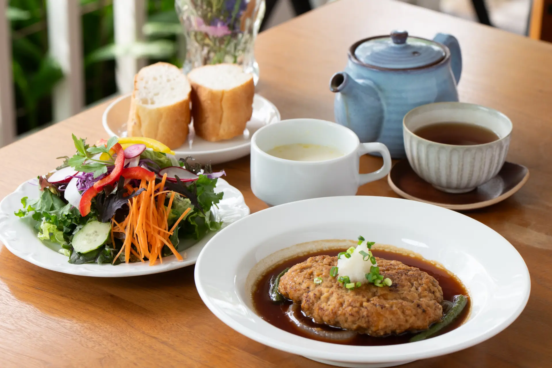 「和風漢堡排套餐」和焙茶
