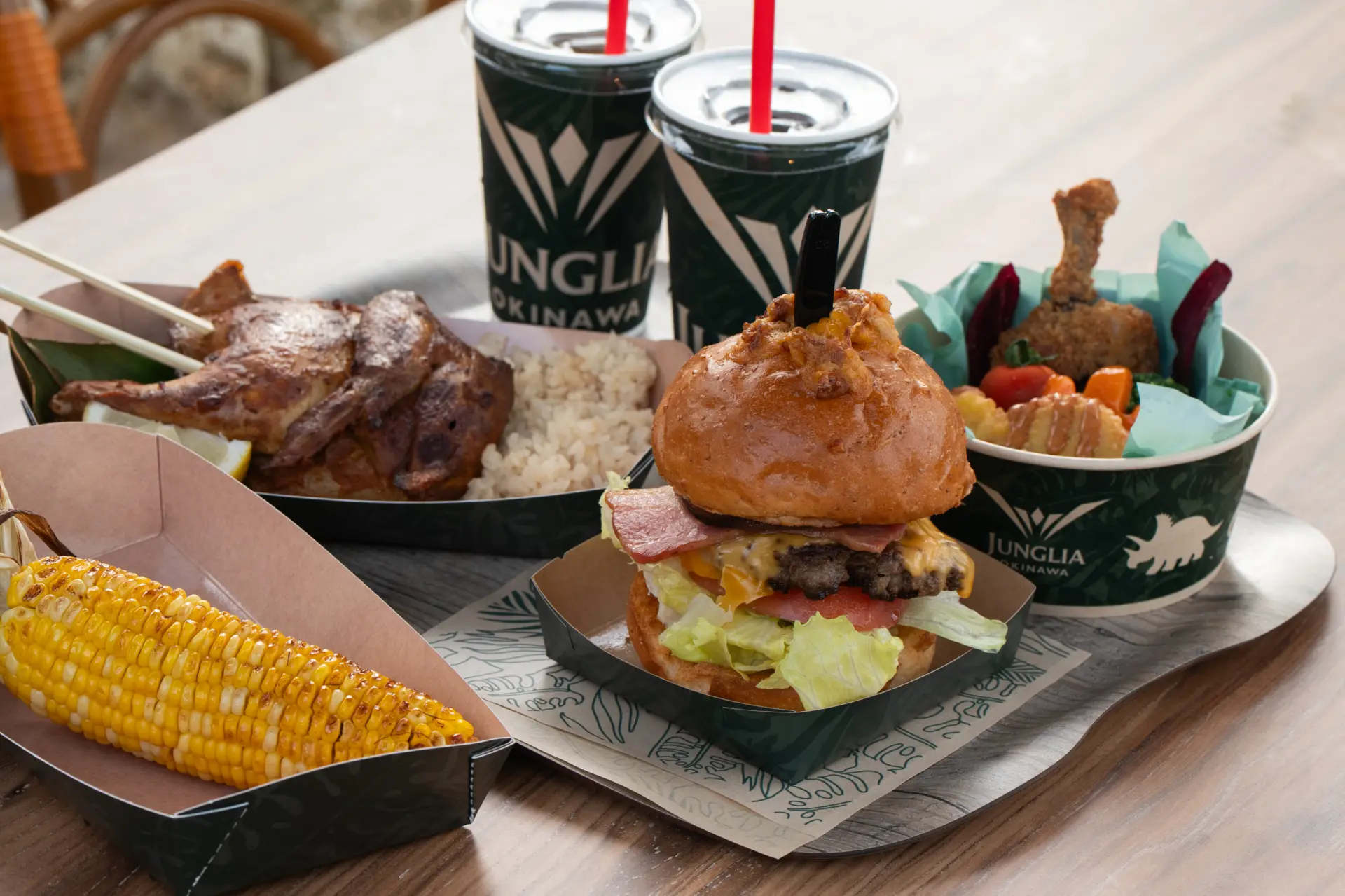 THE WILD ビーフバーガーをはじめとする料理の数々