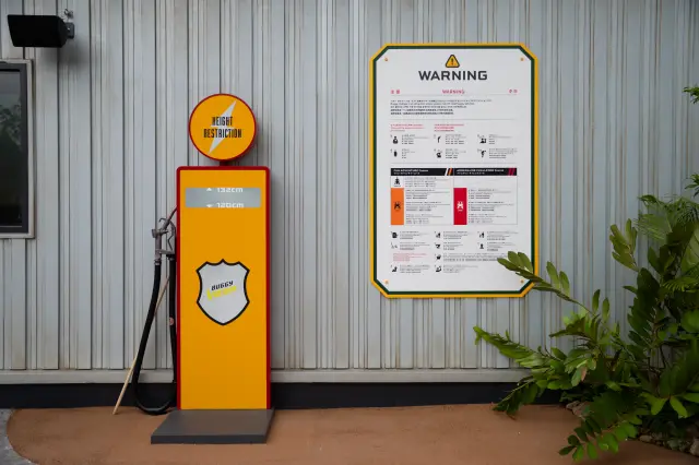 アトラクション入り口に設置されている身長計
