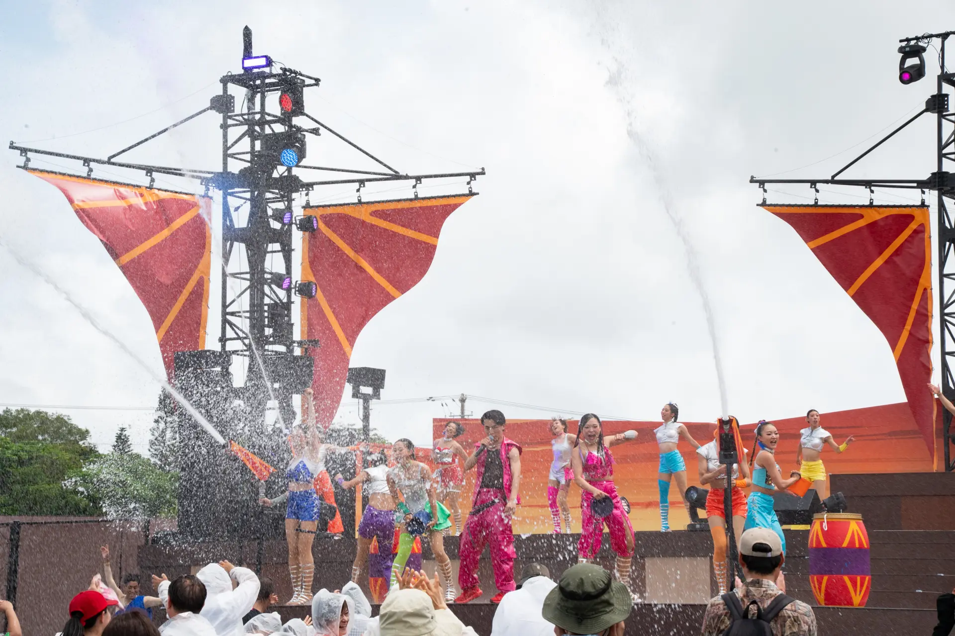 放水のパフォーマンスもある「JUNGLIA SPLASH FES」