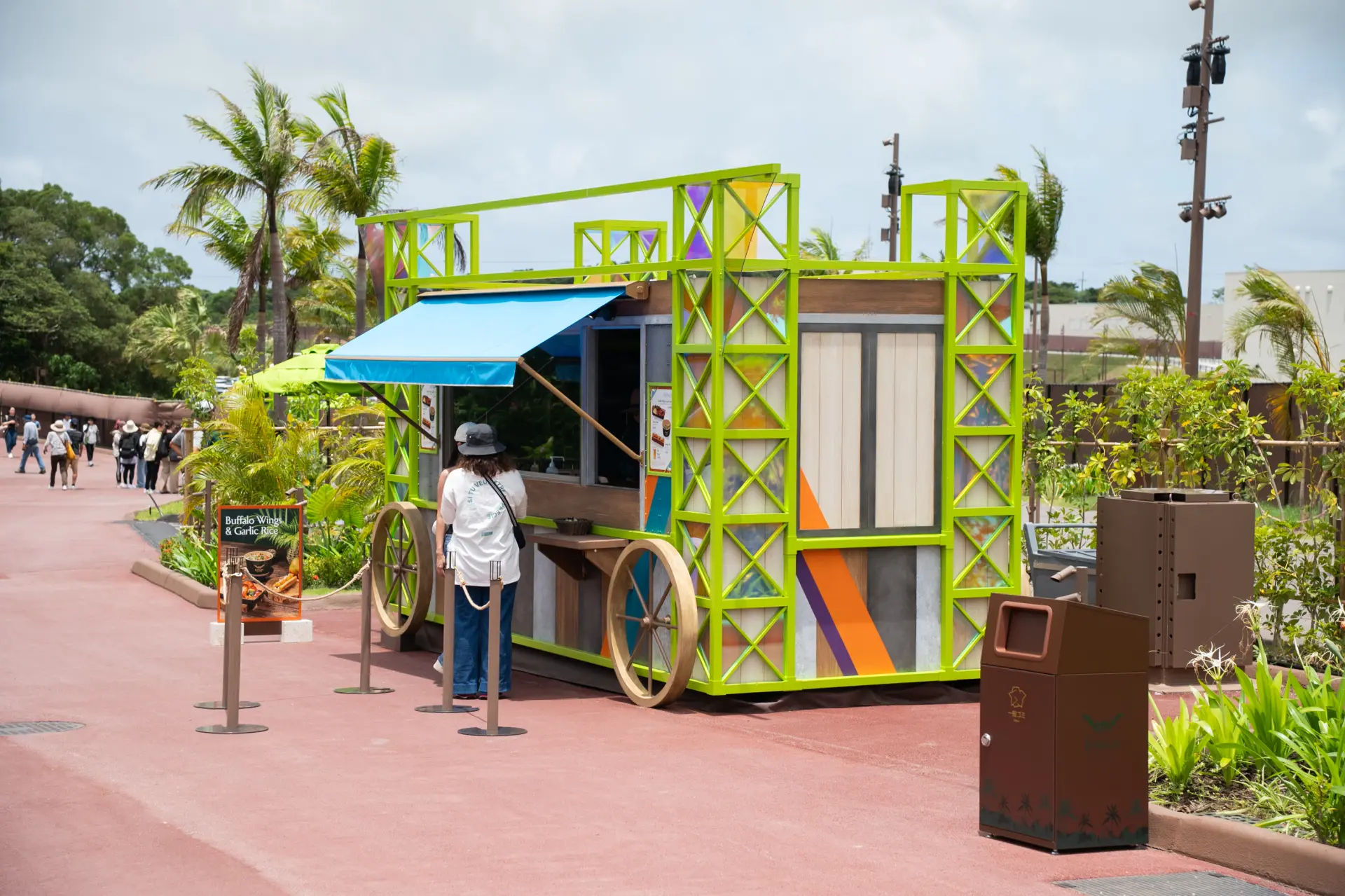解放された時間で点在するFOOD CARTの食べ歩きするのもいい