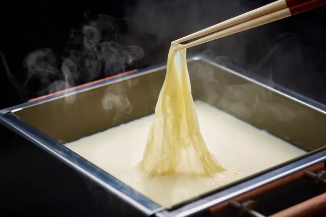 Experience drawing and tasting fresh yuba with "Hikiage Yuba."