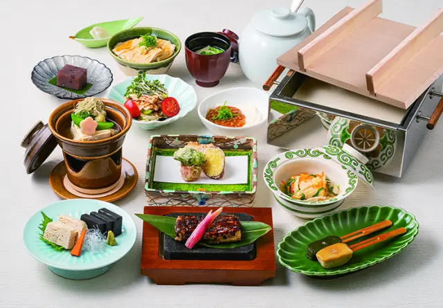 A special vegan kaiseki featuring a variety of creative tofu and yuba dishes (reservation required)