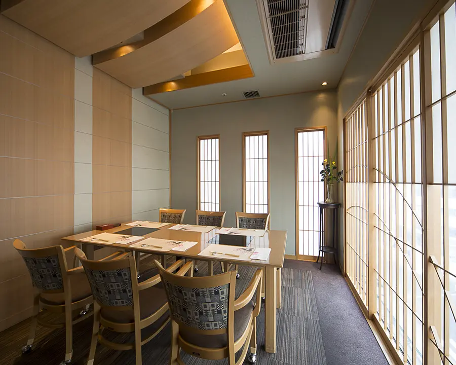 Fully private rooms are available even for small groups.