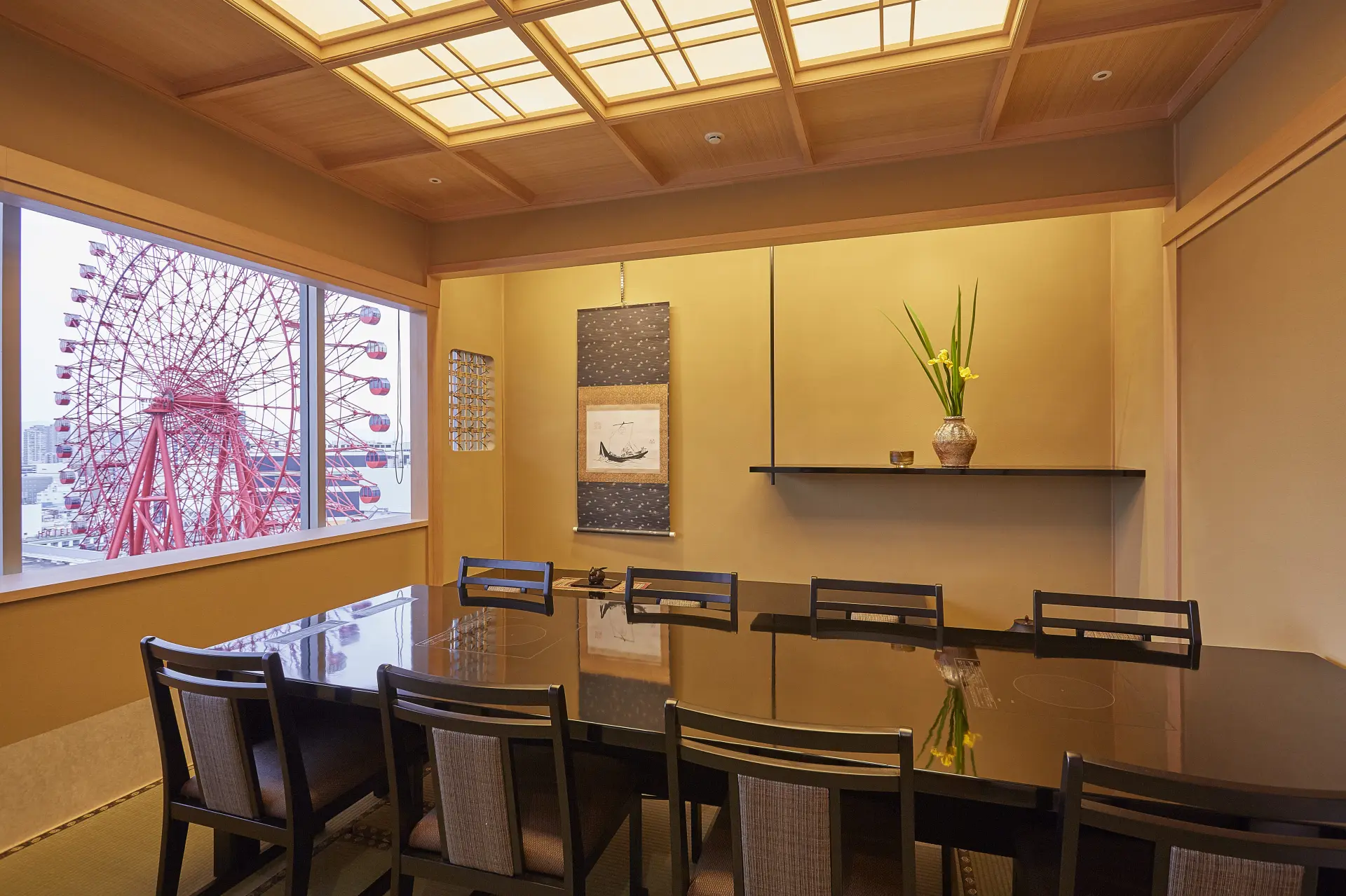 Private rooms with views of Osaka’s cityscape and a Ferris wheel from the 17th floor