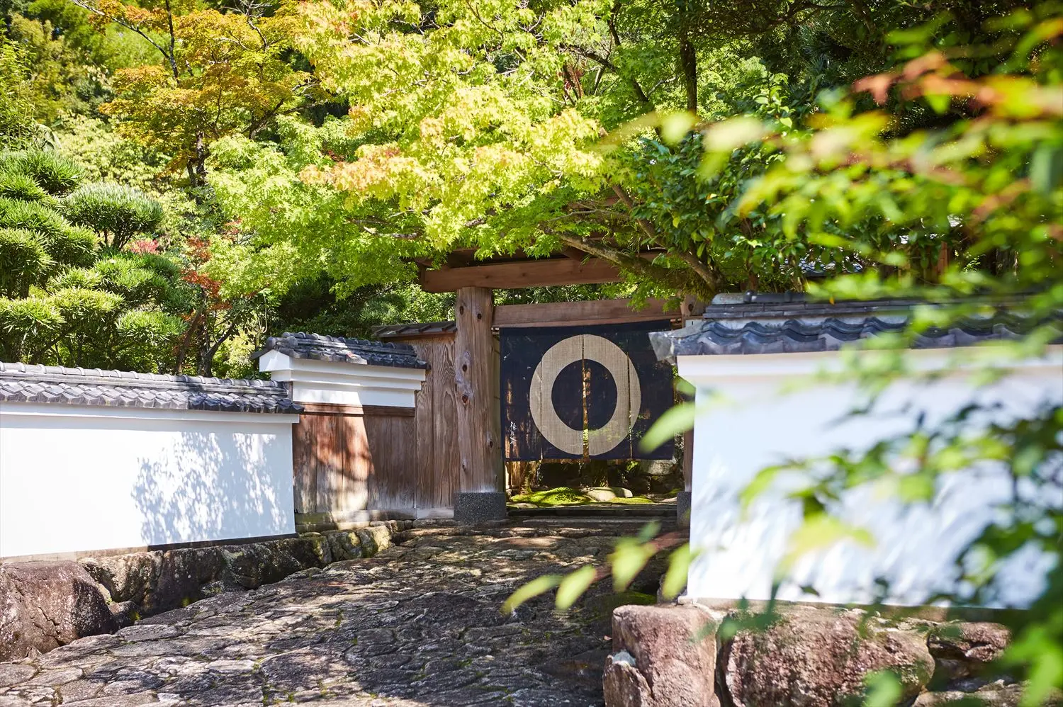 A stately kabukimon gate evokes a sense of grandeur.