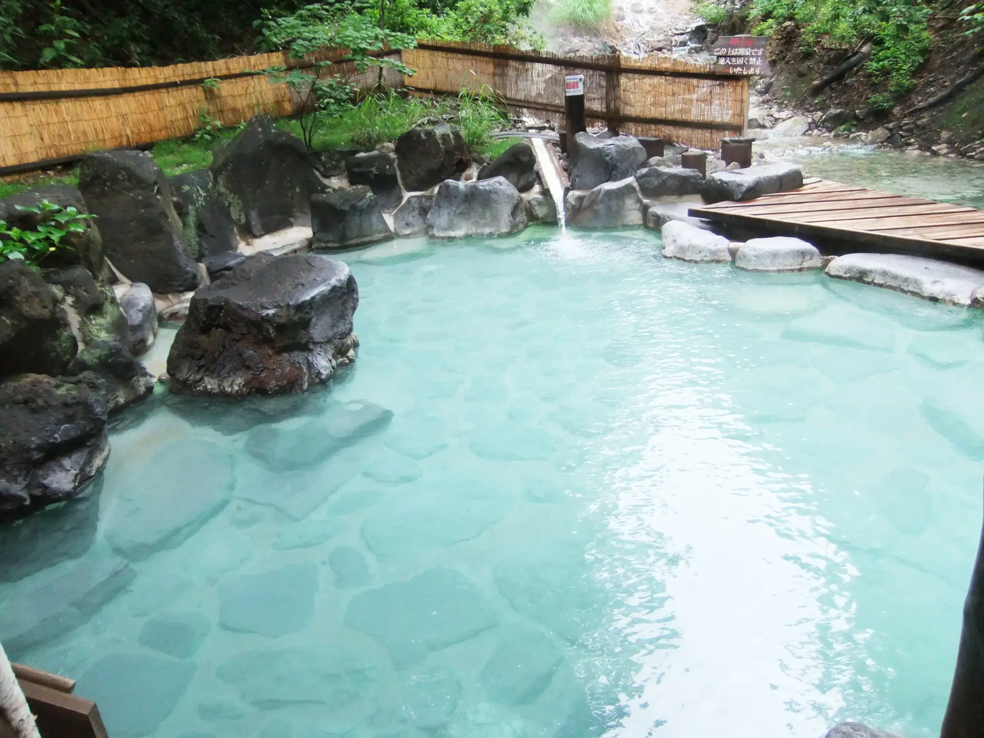 豊かな自然に囲まれ蔵王の湯を満喫できる渓流沿いの露天風呂