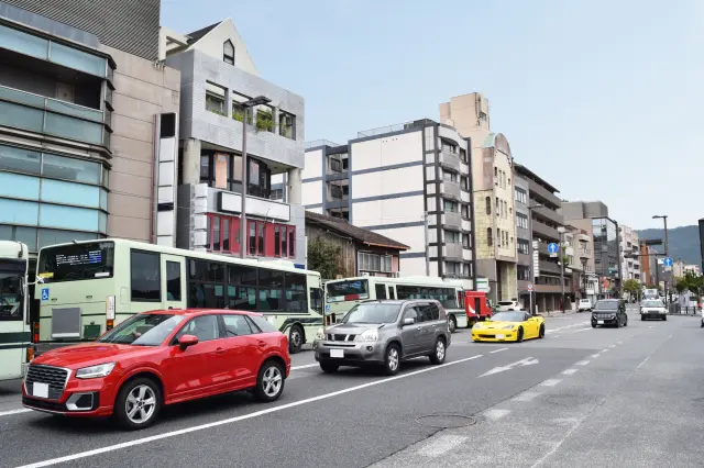 京都市內的巴士經常非常擁擠，建議將地鐵也作為移動方式的選項之一
