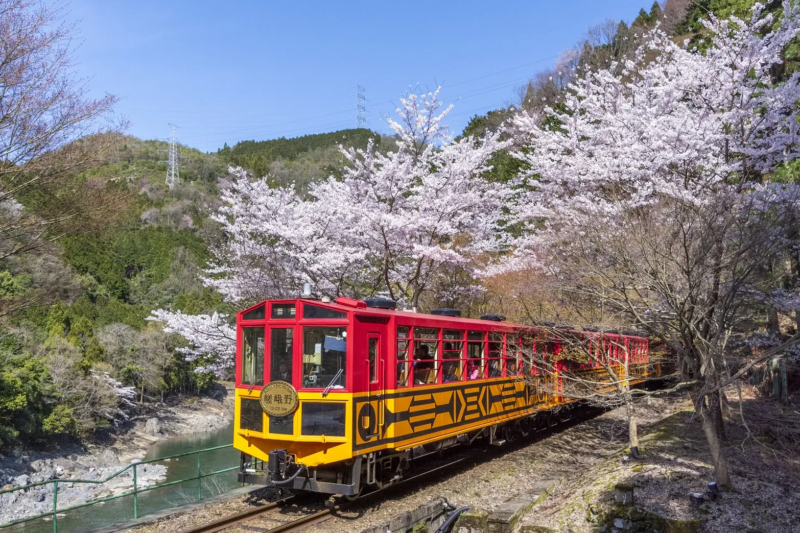保津川沿いの雄大な自然の中を走るトロッコ列車