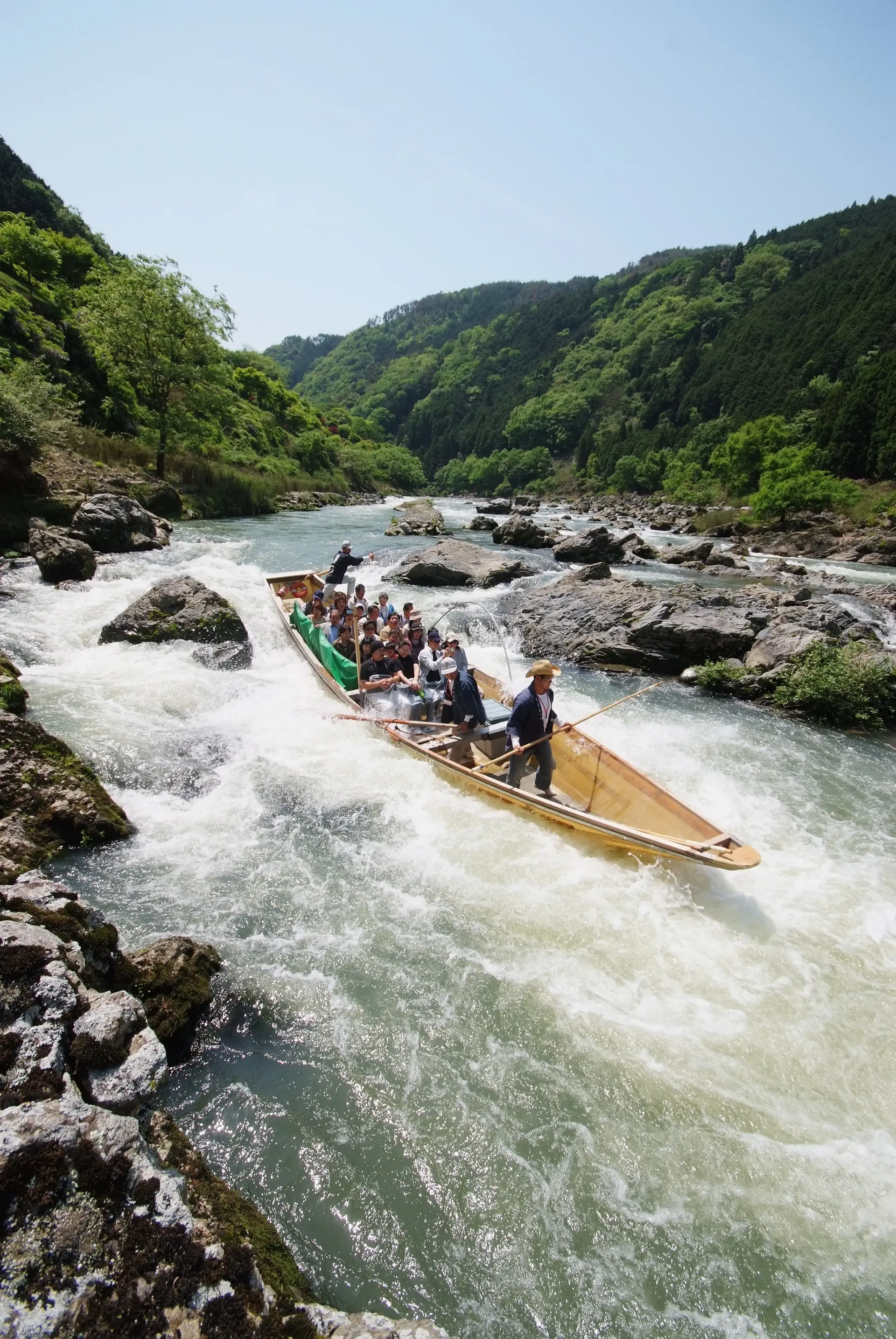 保津峡の激流を下る、スリル満点の船旅
