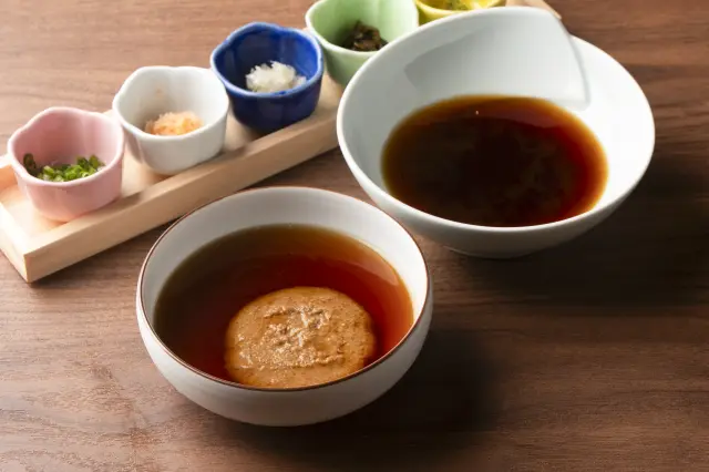 Five types of condiments—enjoy your favorite combination.