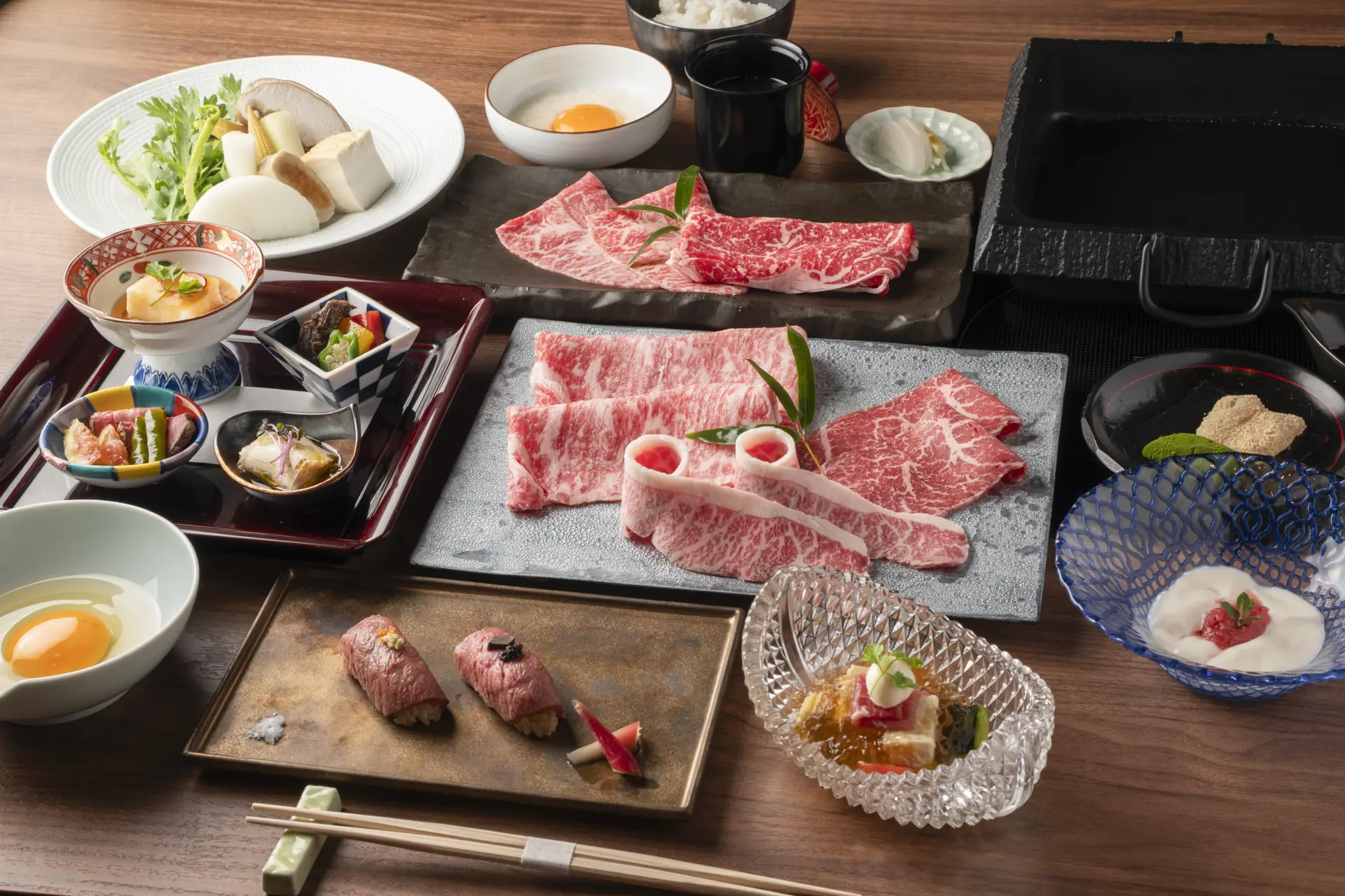 The luxurious “Hana” sukiyaki course also includes beef sushi.