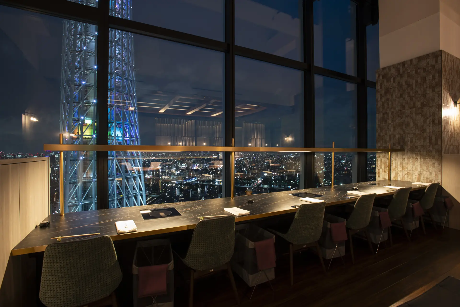 Luxurious counter seating where you can dine with Tokyo Skytree right before your eyes