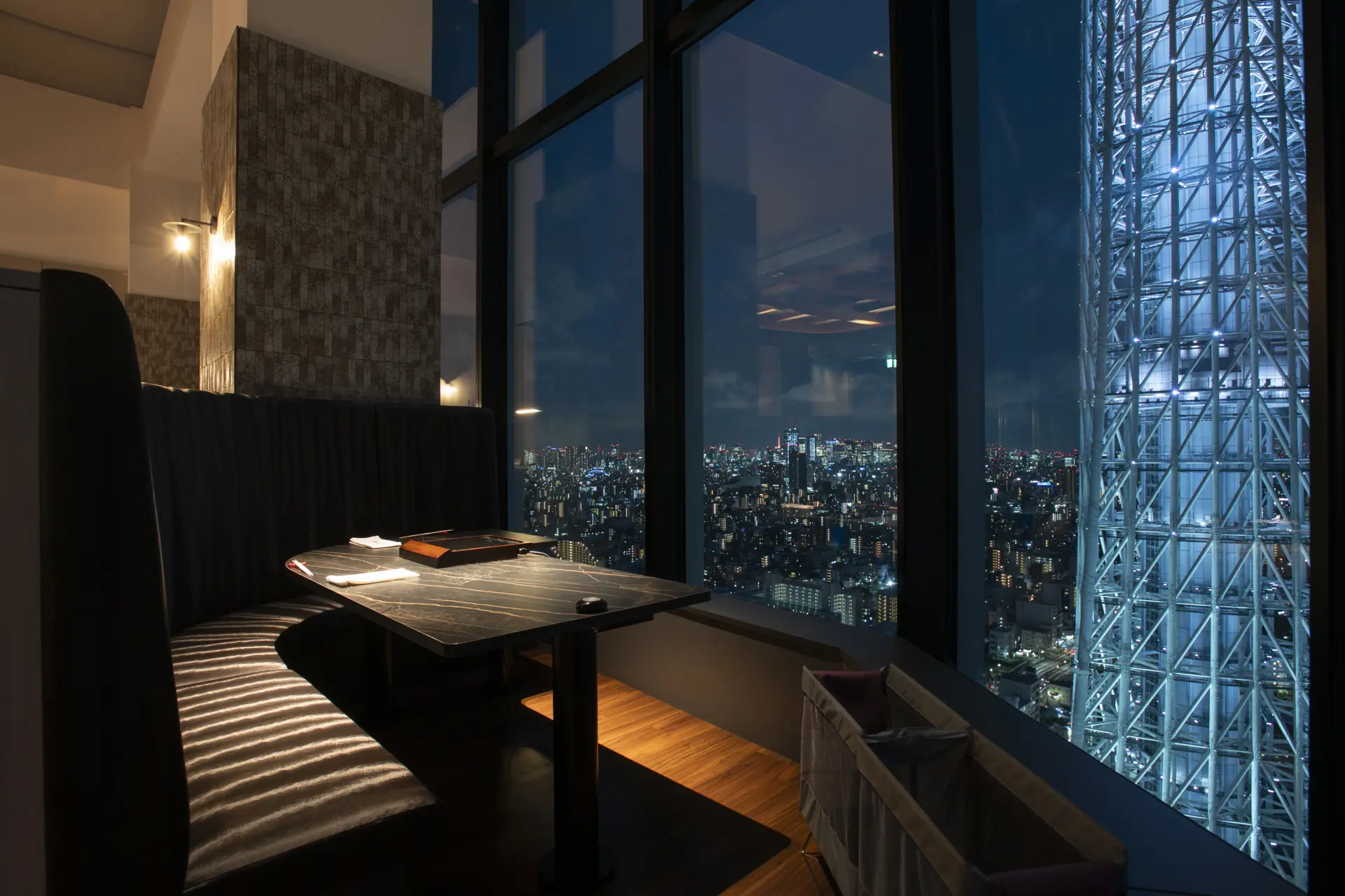 In the paid special seats, you can have a private space for two, enjoying both the night view and fine cuisine all to yourself.