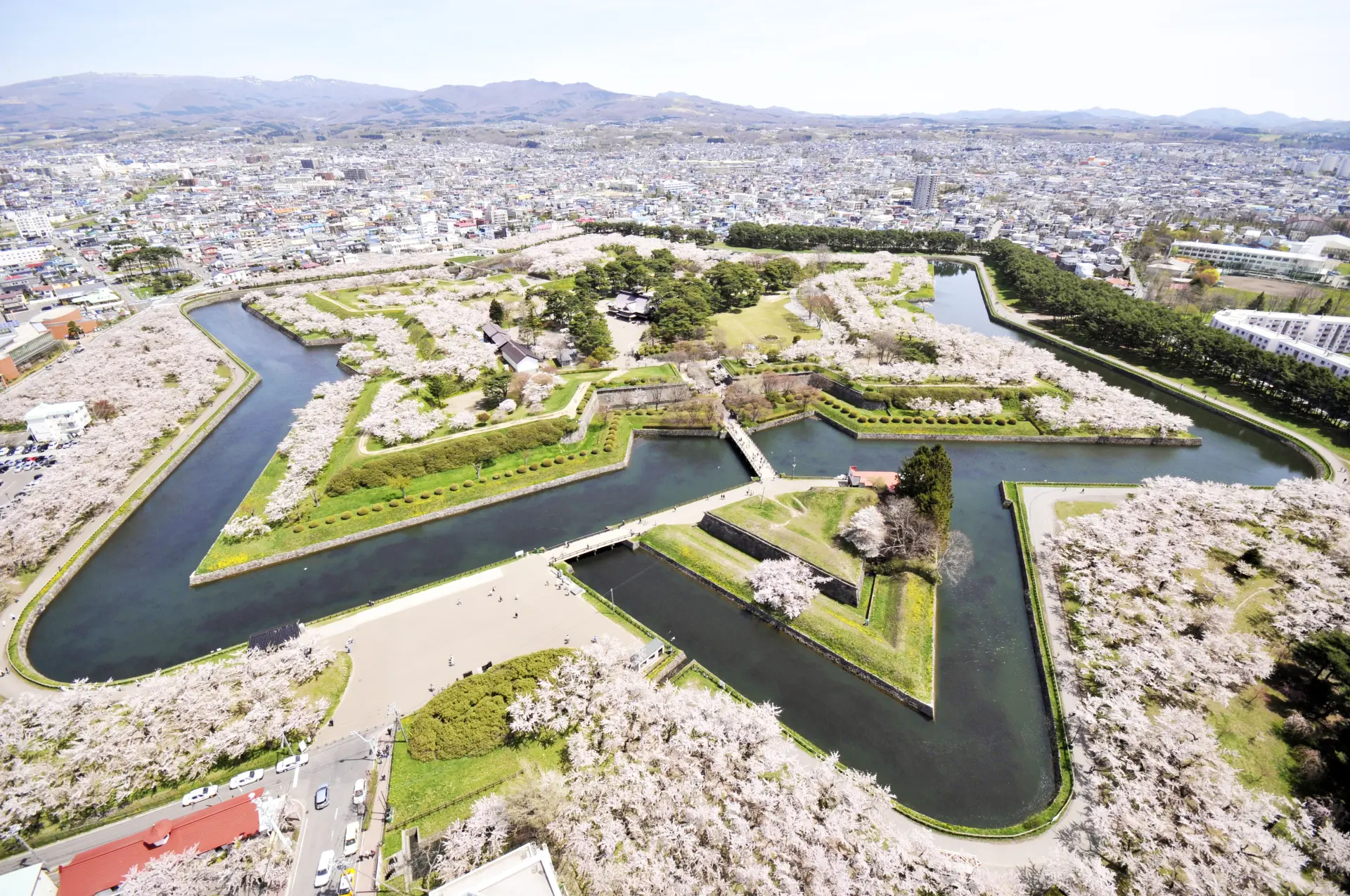 かつての政治の中心地・五稜郭を有する桜の名所