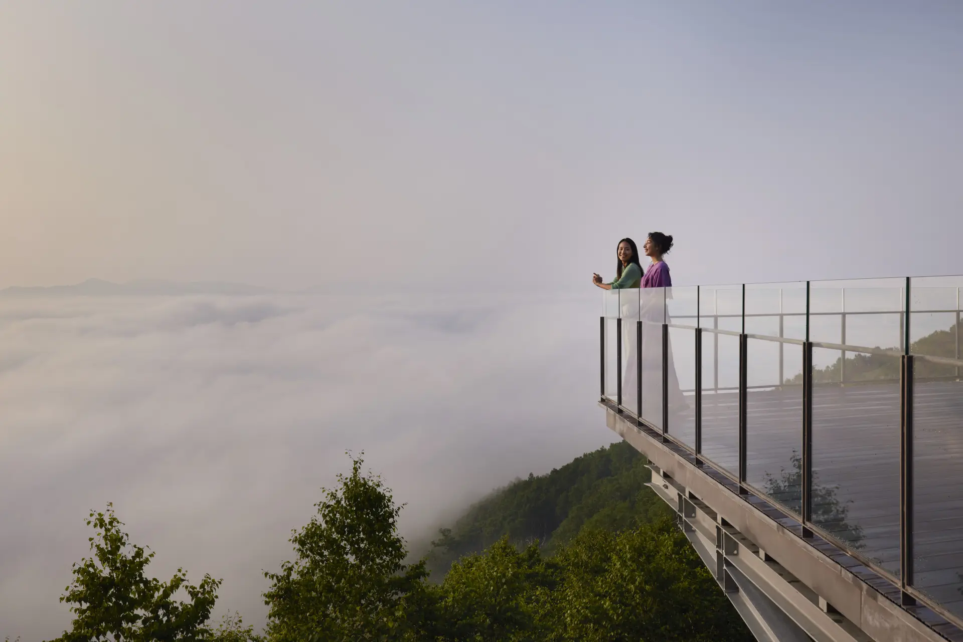 壮大な雲海を間近に望む天空の絶景テラス