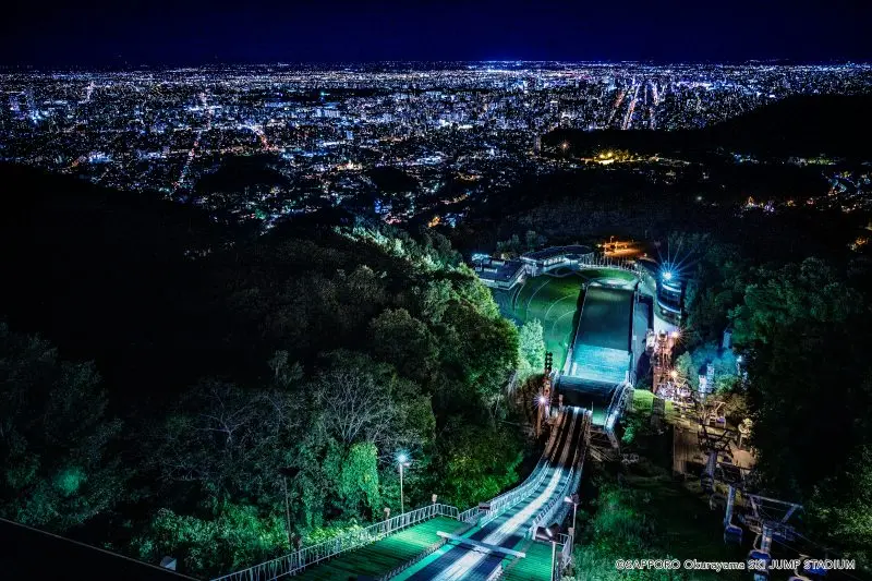 稜線から広がる札幌の夜景はここならではの美しさ