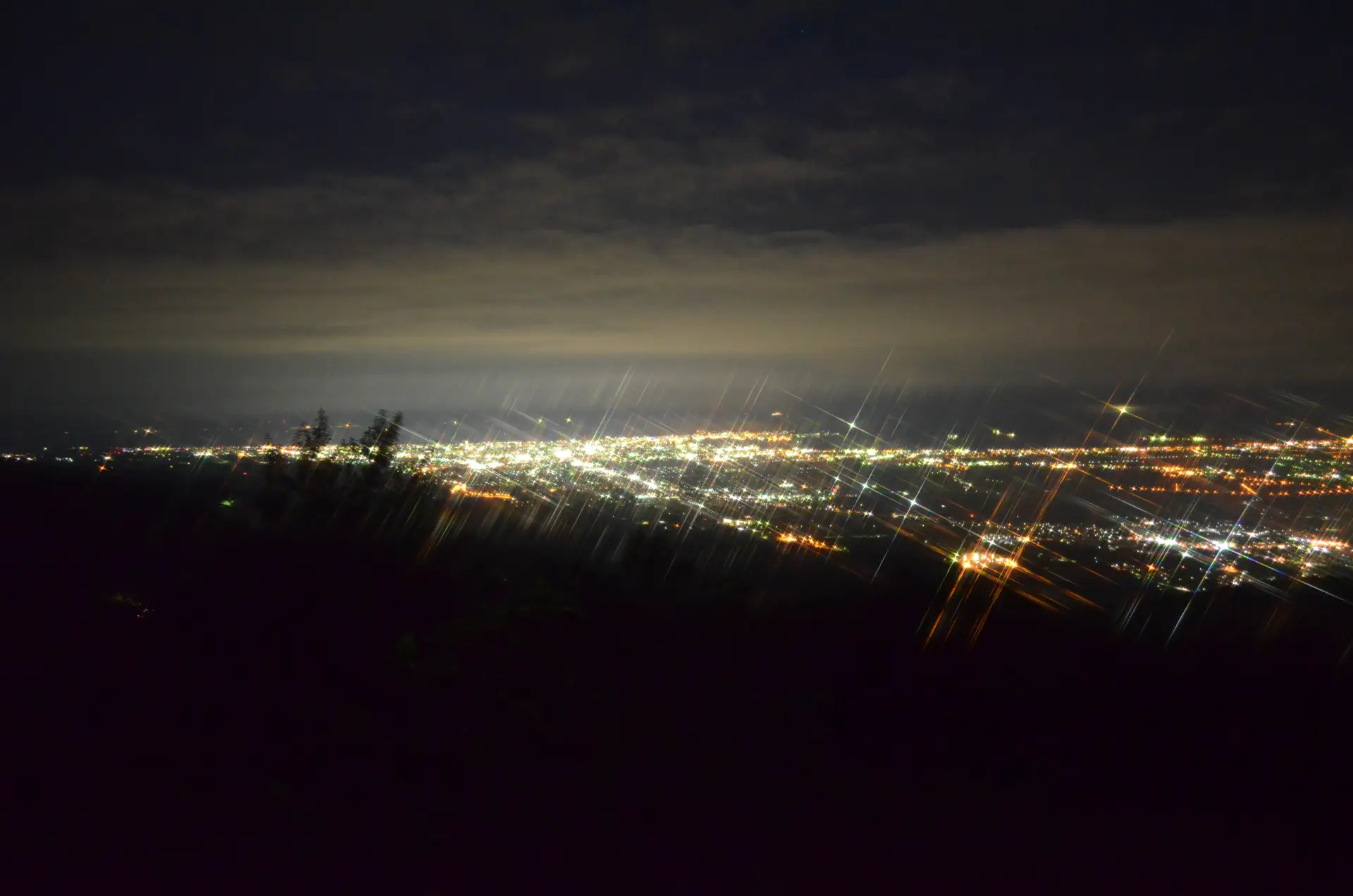 牧場に新設された屋内展望台。夜は「裏夜景（七つ星夜景）」の観賞スポットとしても知られる