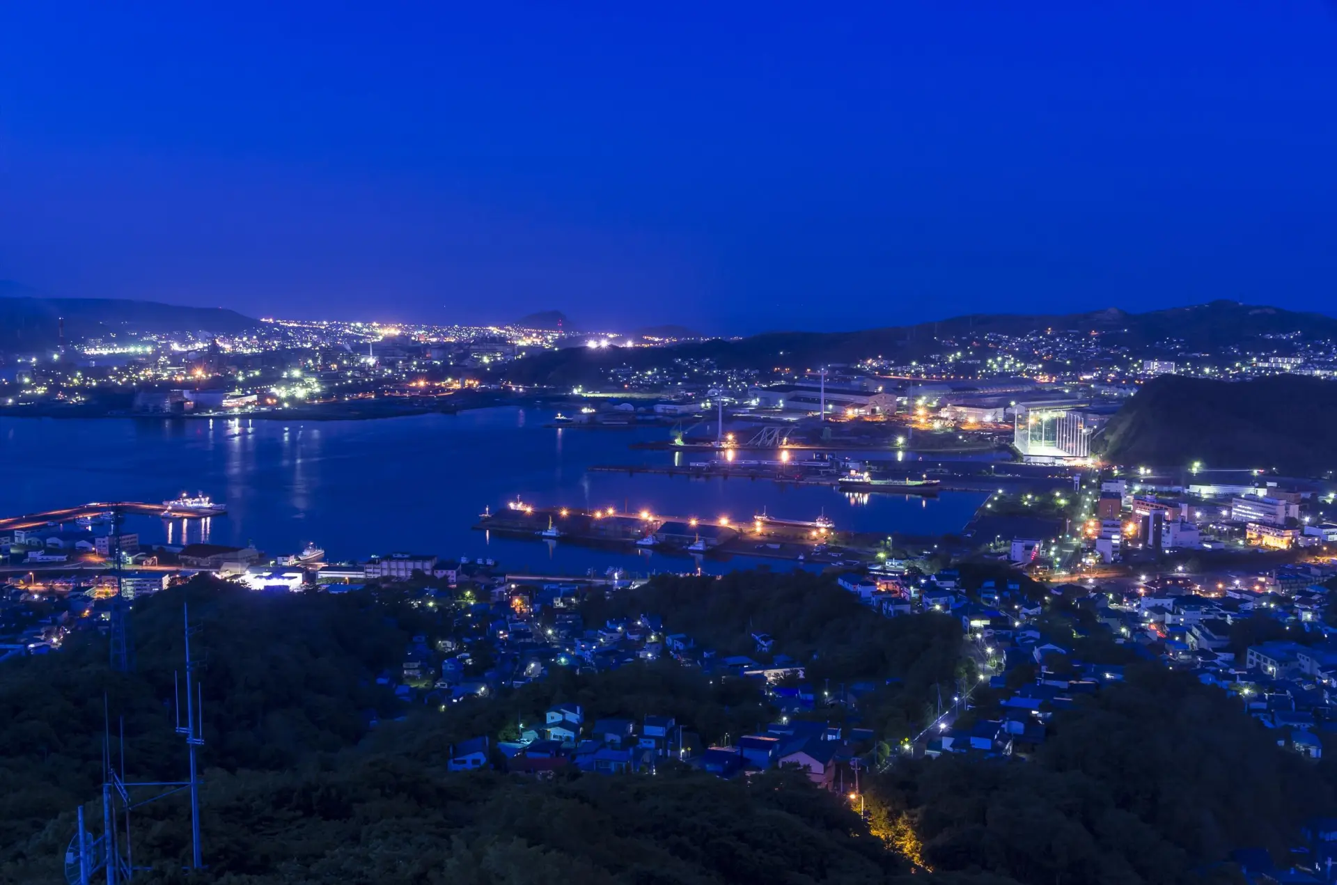 測量山山頂から360度の大パノラマと夜景を楽しめる