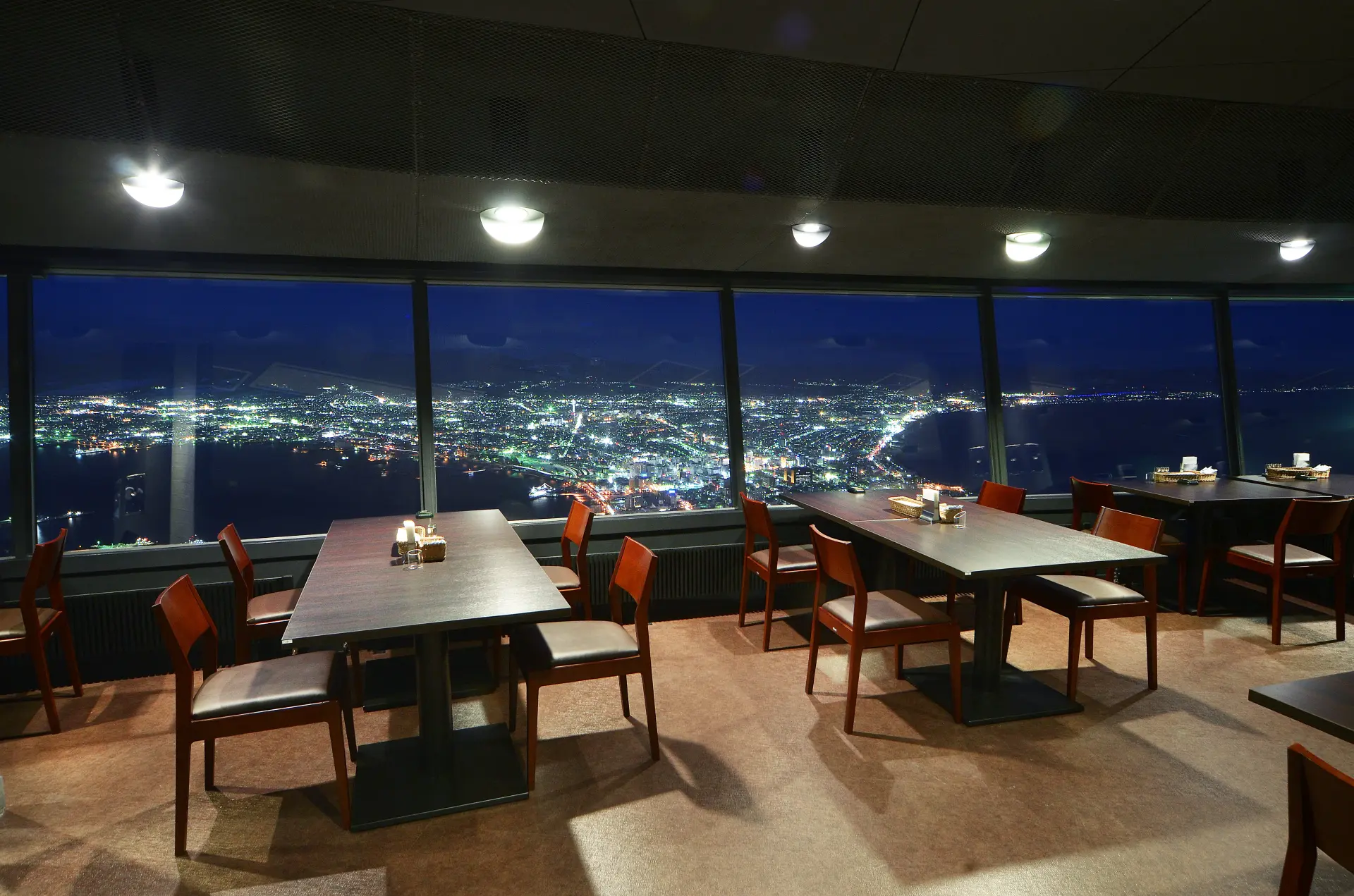 函館山山頂からの美景と道産素材の美食を楽しむ展望レストラン