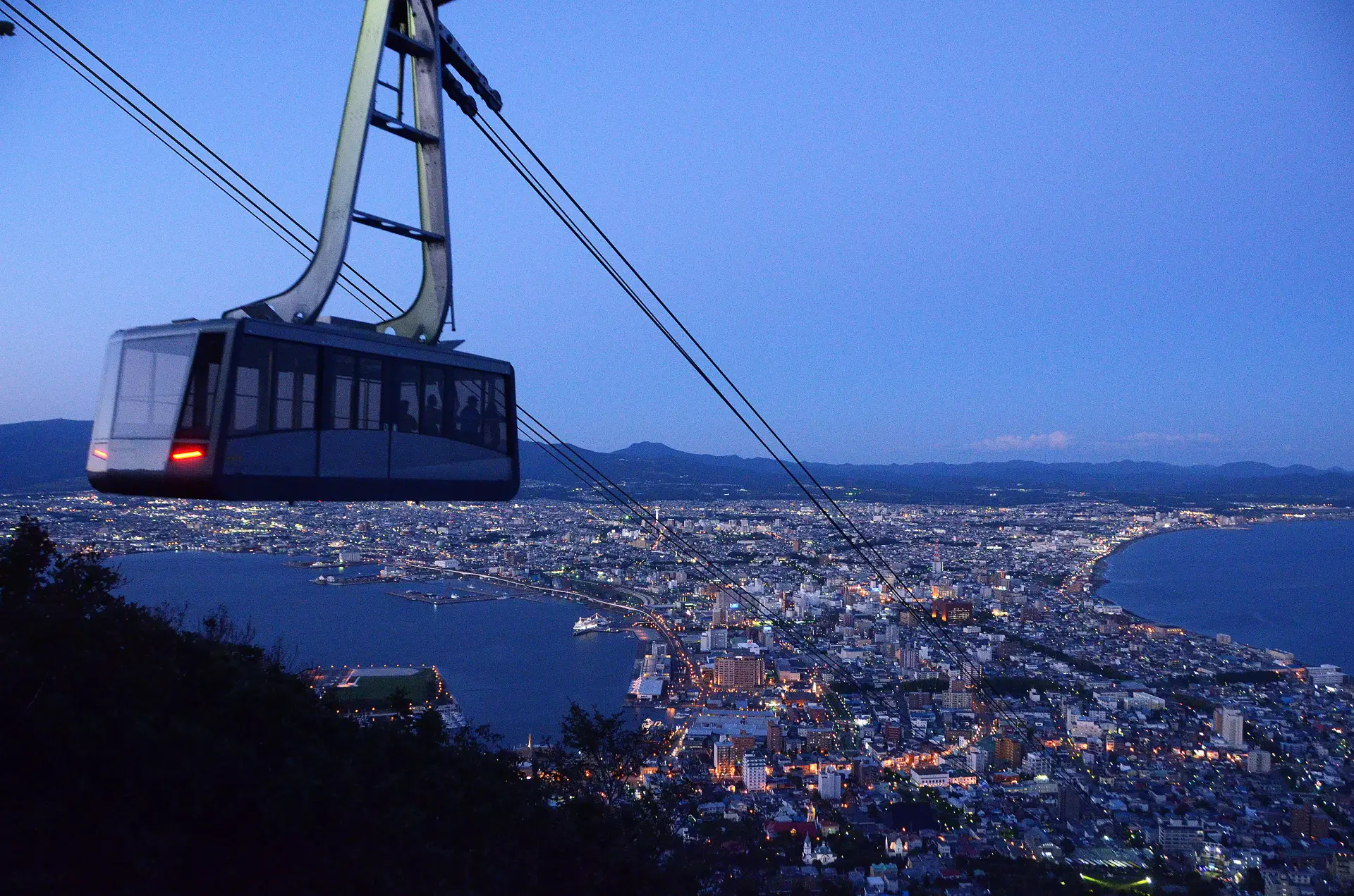 「100万ドルの夜景」と称されるドラマチックな風景が堪能できる