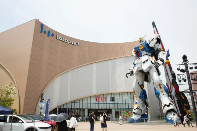 THE LIFE-SIZED ν GUNDAM STATUE welcomes visitors.