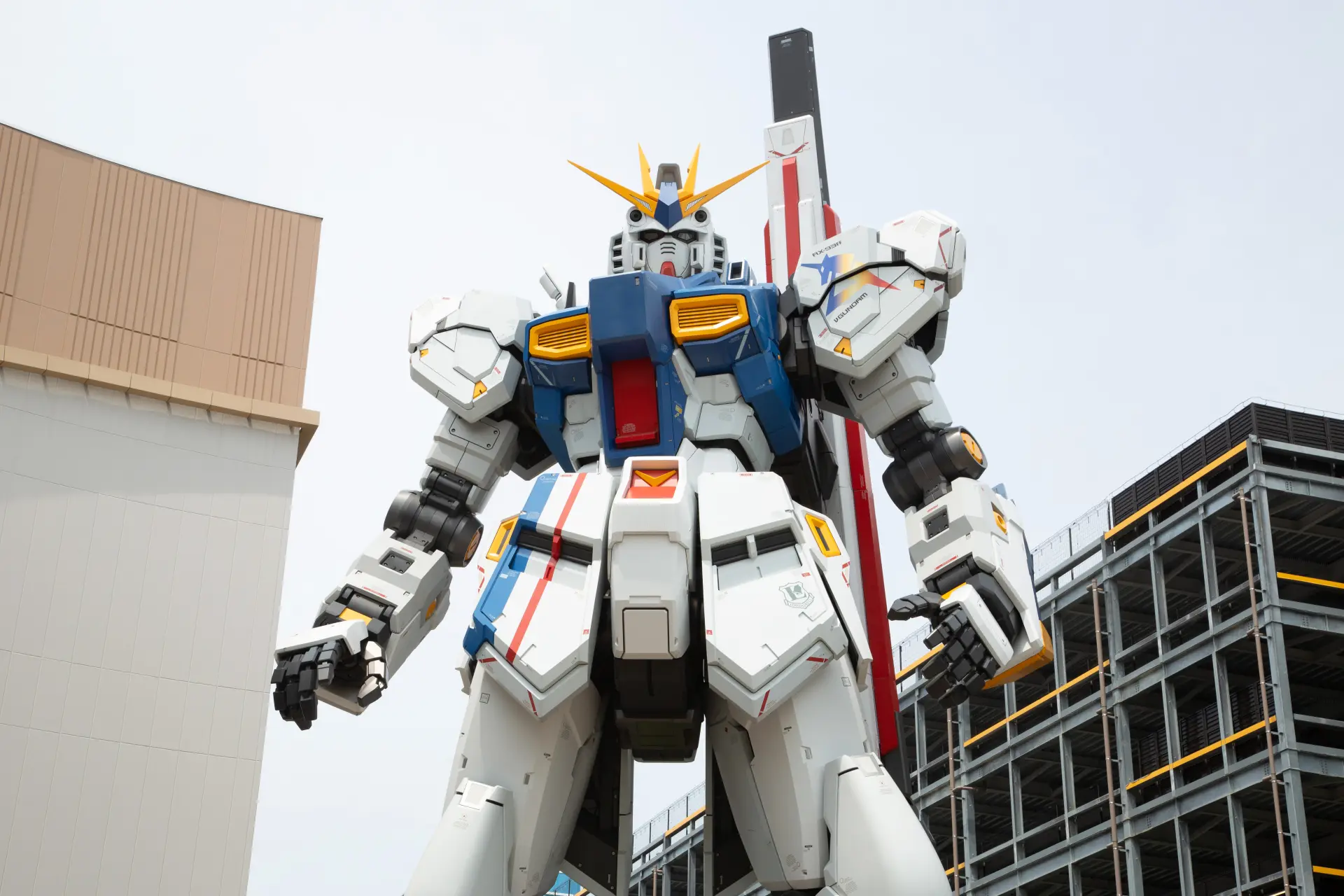 In the daytime, the Gundam statue moves in a surprising performance.