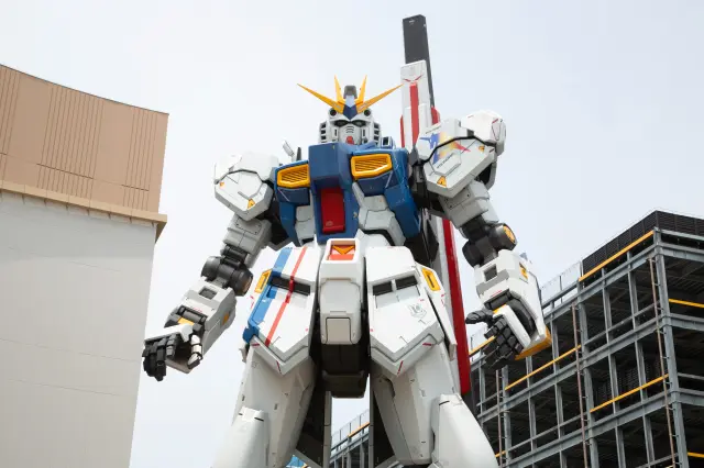 In the daytime, the Gundam statue moves in a surprising performance.