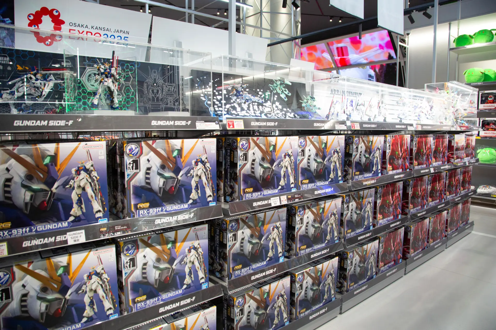 Plastic model inspired by THE LIFE-SIZED ν GUNDAM STATUE at LaLaport Fukuoka, allowing you to view the statue up close.