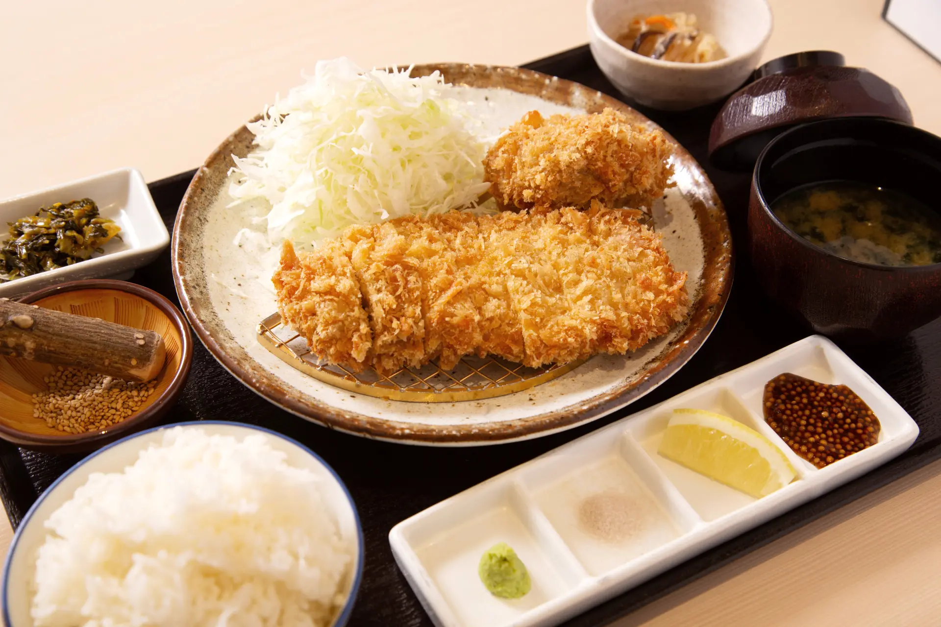 Juicy “Premium Loin Cutlet and Premium Fillet Cutlet Set” that lets you savor the flavor of the meat.