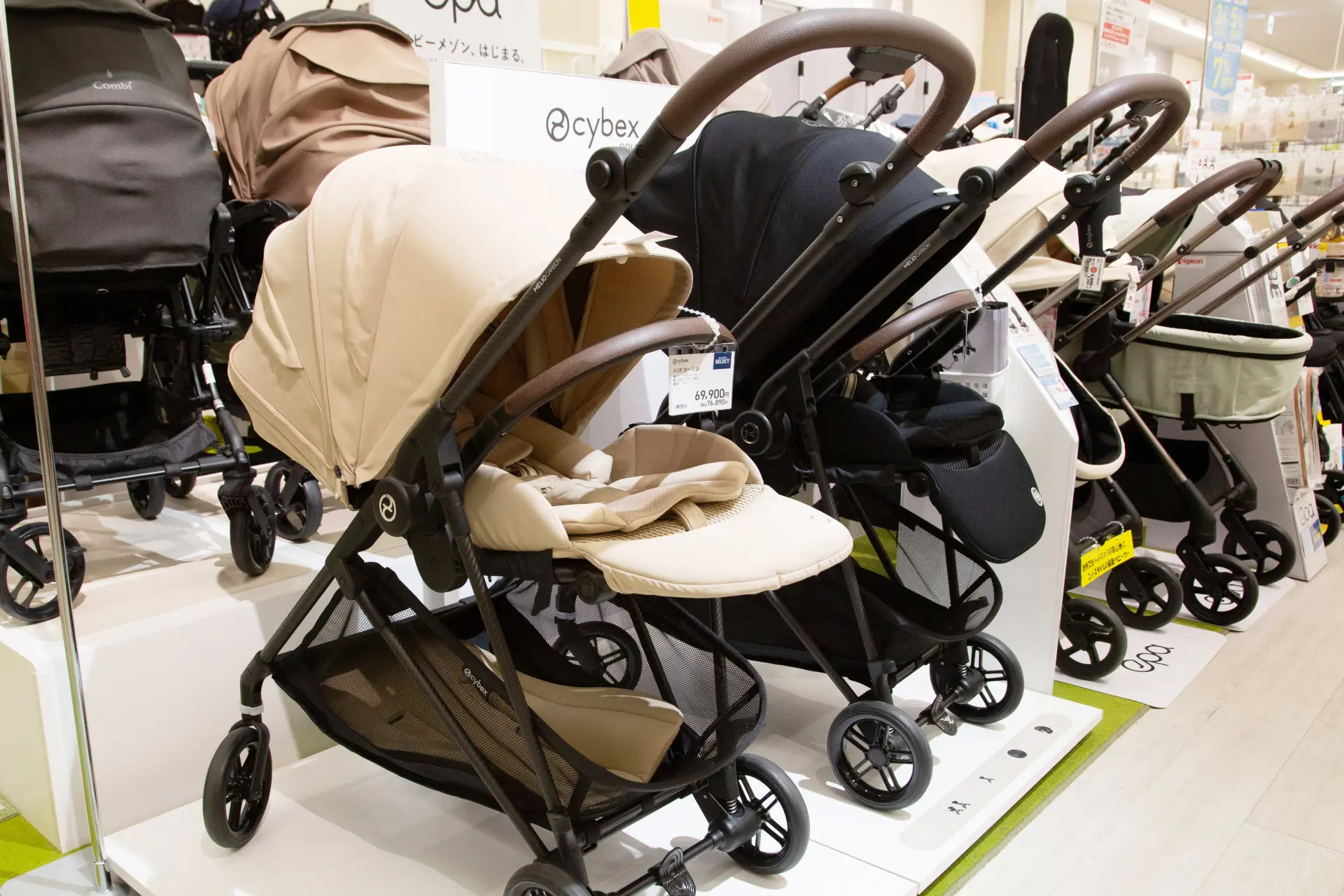 CYBEX “Melio Carbon” stroller folds easily.
