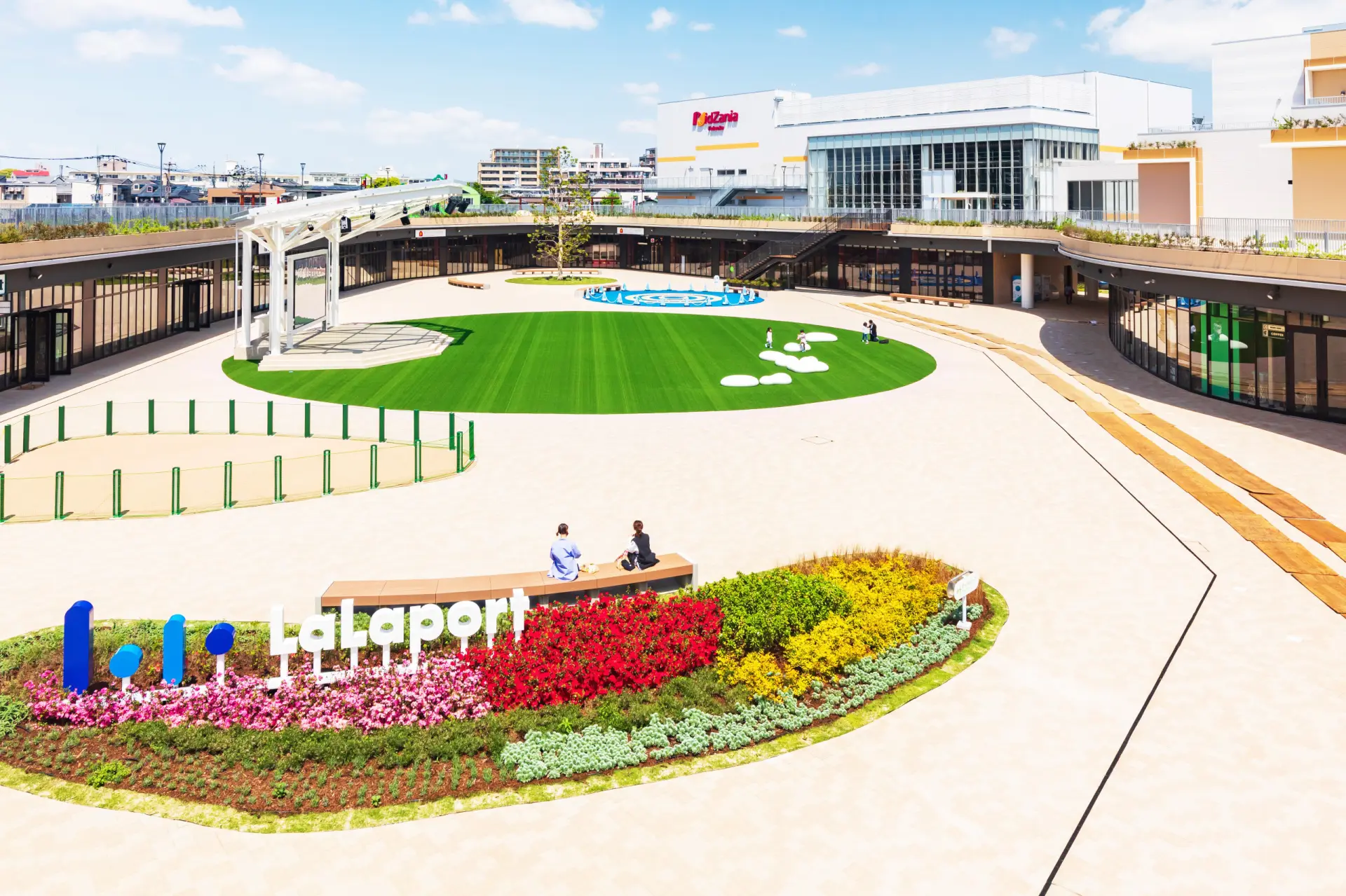 約220間店鋪加上9座特色公園，可盡情玩樂一整天的大型購物商城