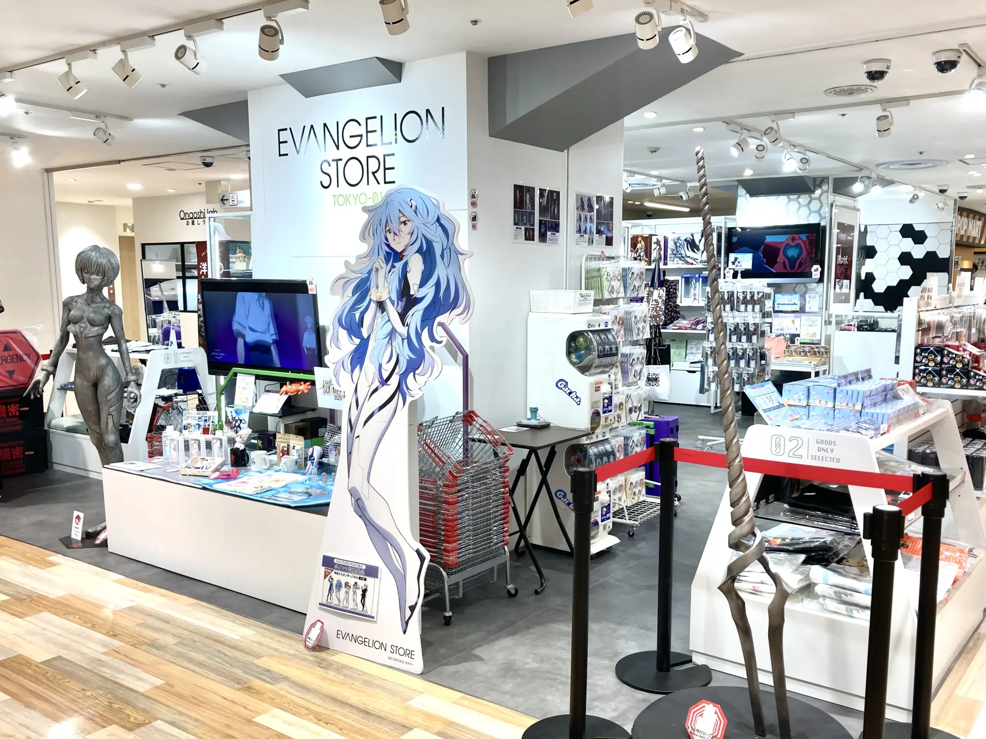 店門口搶眼的陳列展示相當引人注目