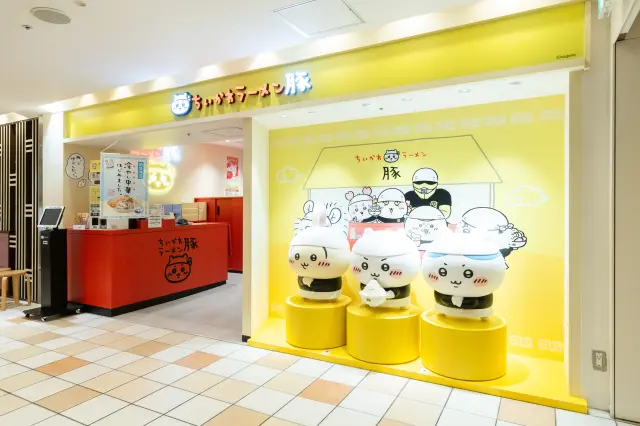 Pop and charming exterior that conveys the world of the work