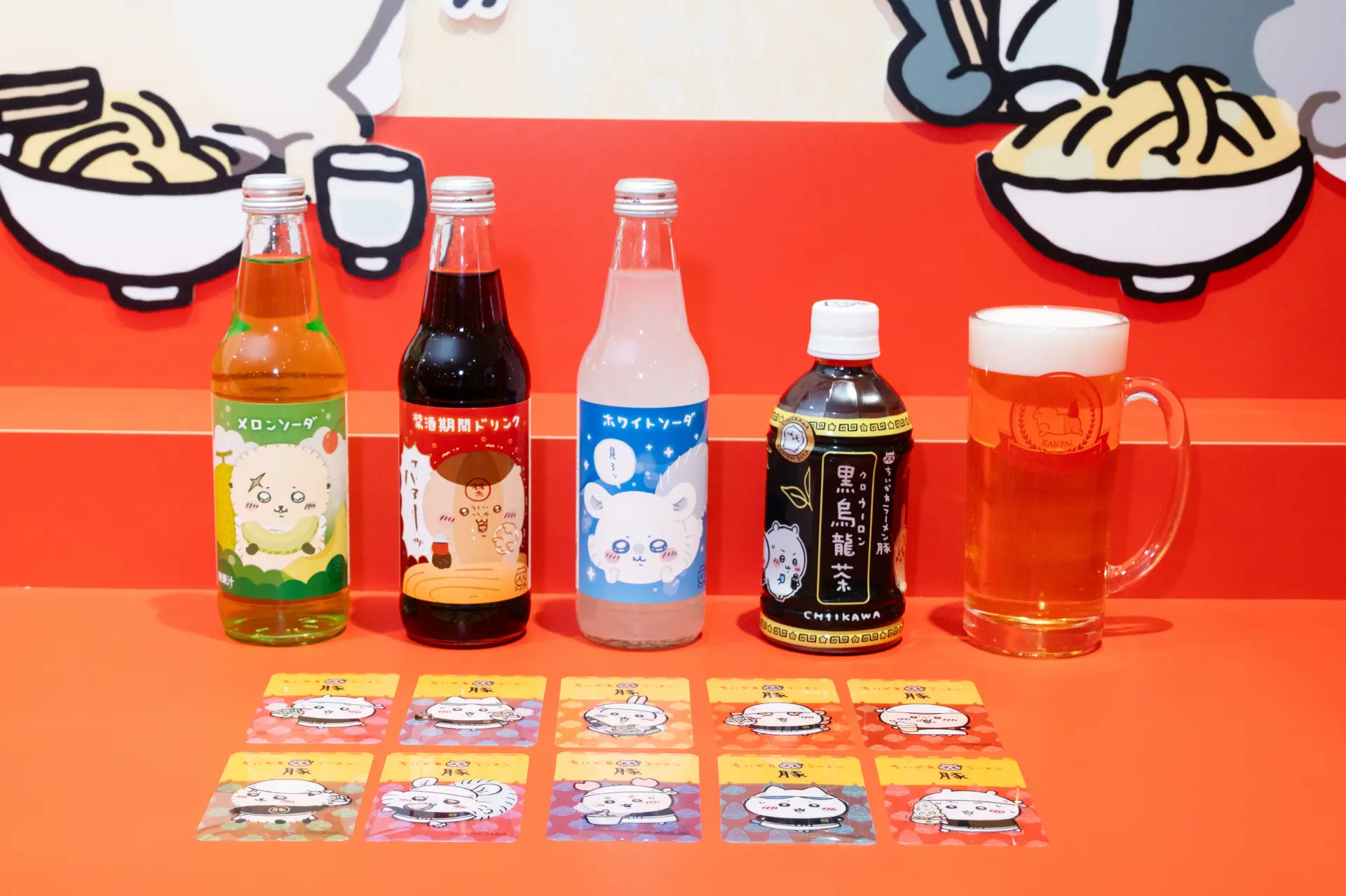 提供多款飲品,並隨機附贈透明卡片