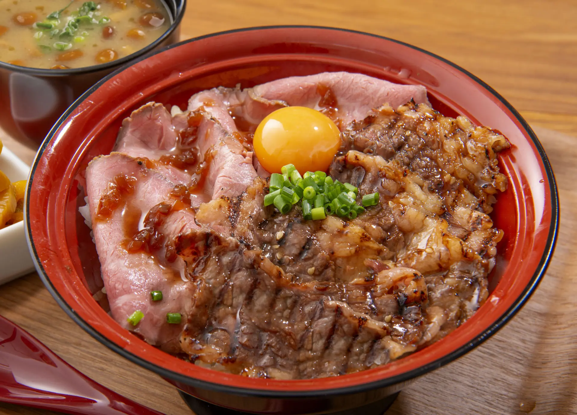 人氣菜單是使用北海道牛五花的烤牛肉蓋飯