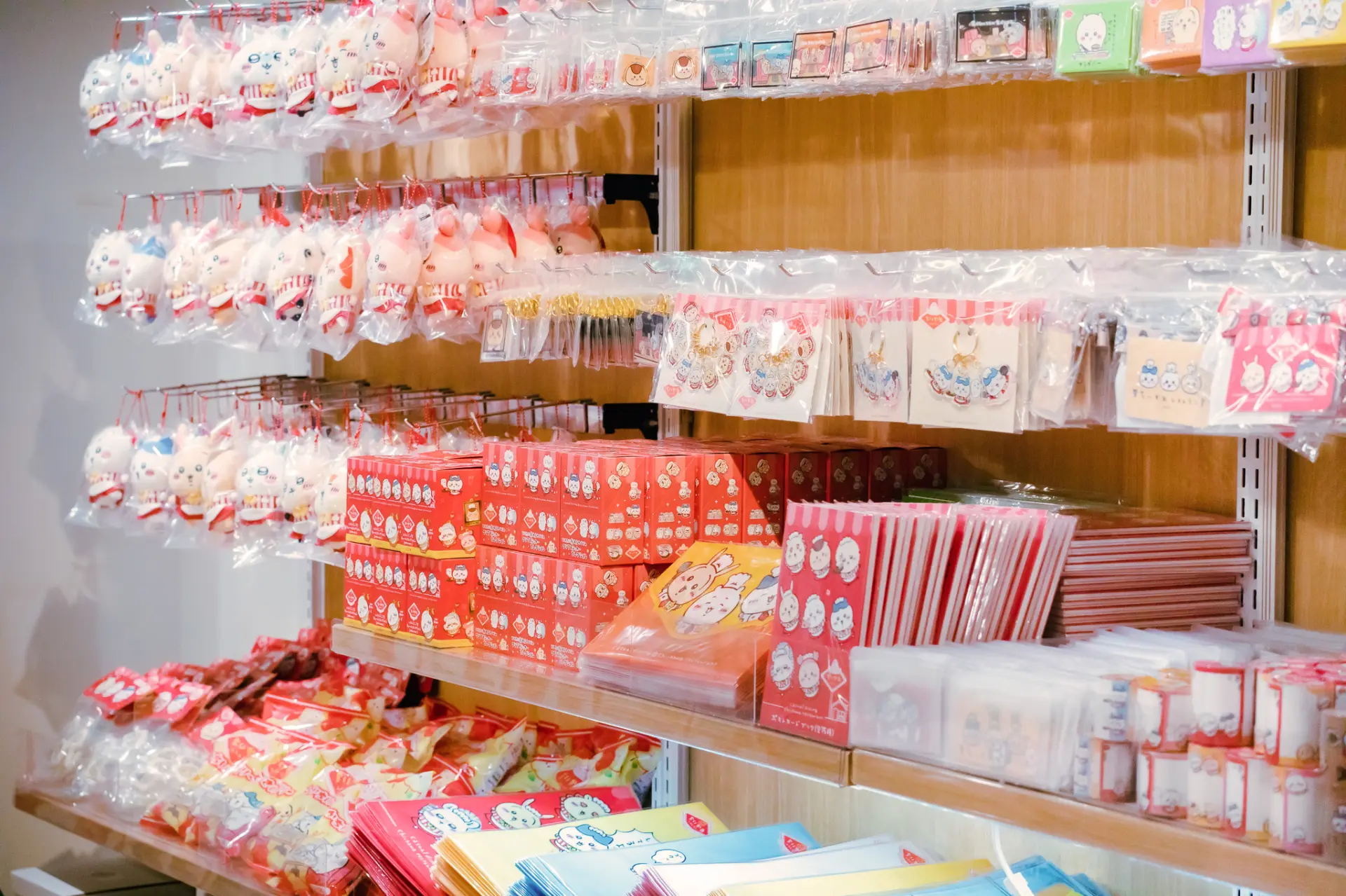 有鑰匙圈、文具等各式商品