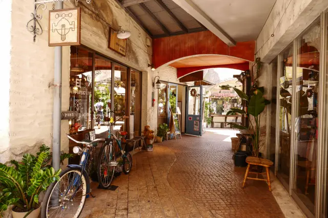 園區內豐富多元的商店和餐廳櫛比鱗次