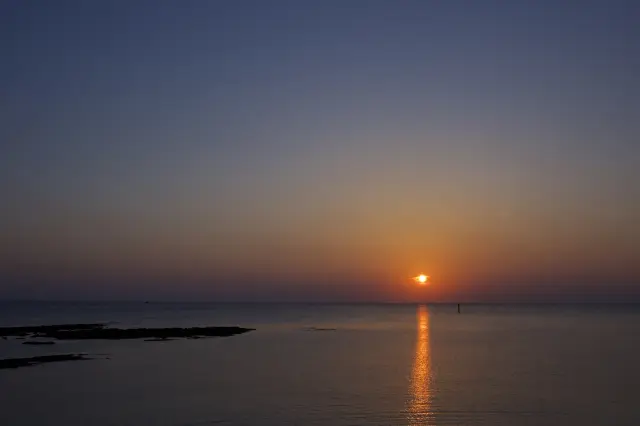 建議在購物之餘，可到日落海灘悠閒地欣賞夕陽