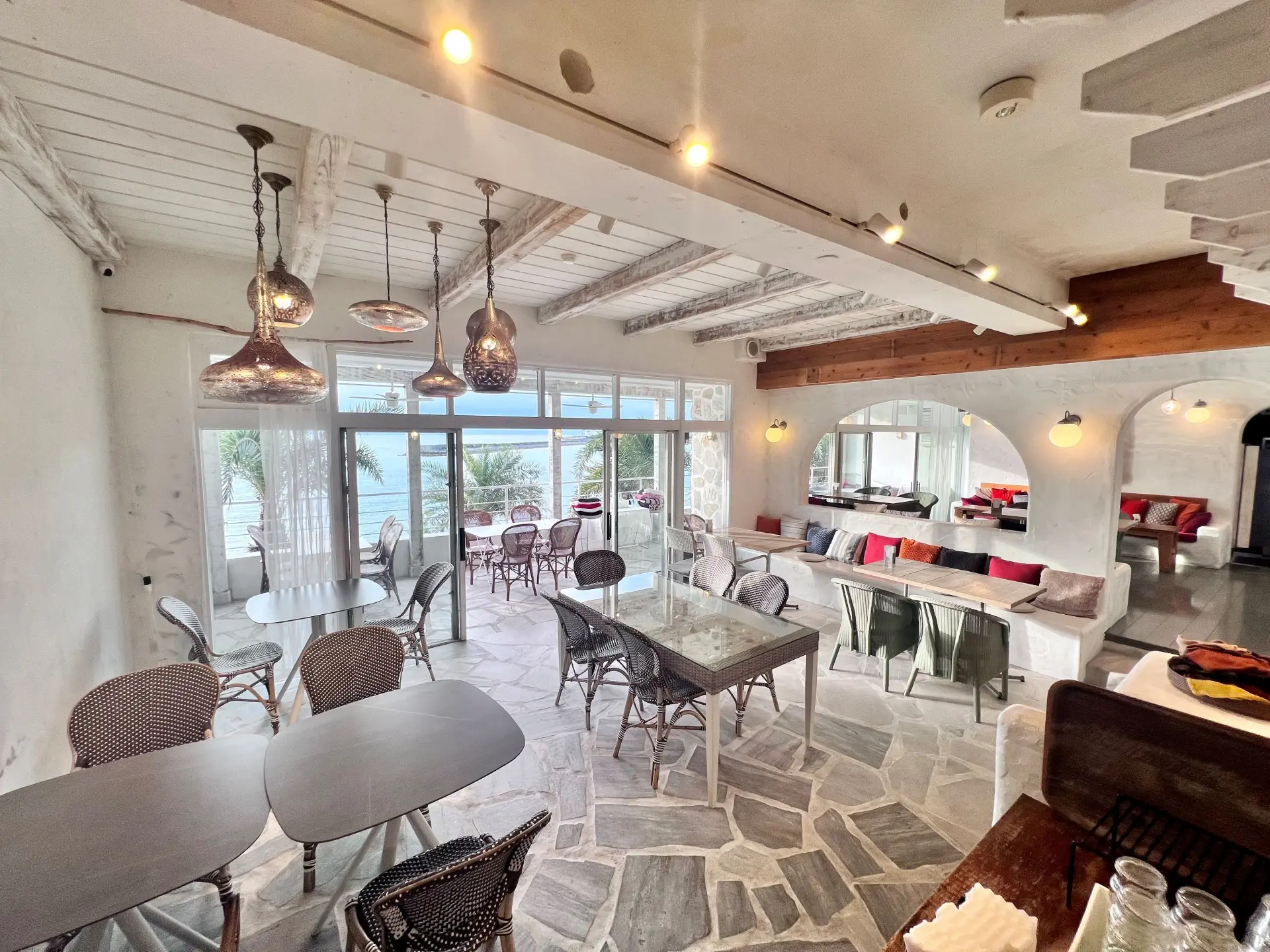 沖縄の美しい海を眺めながらパンケーキとドリンクを楽しめるカフェ