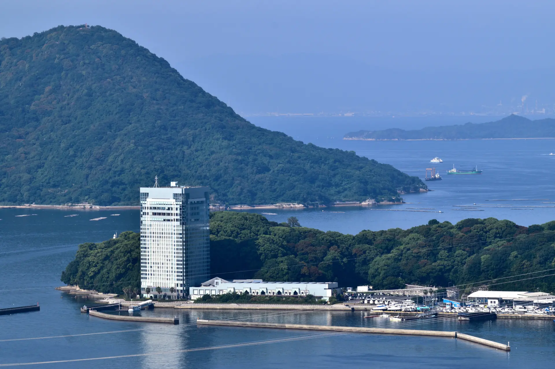 瀬戸内海を一望できるアーバンリゾートホテル