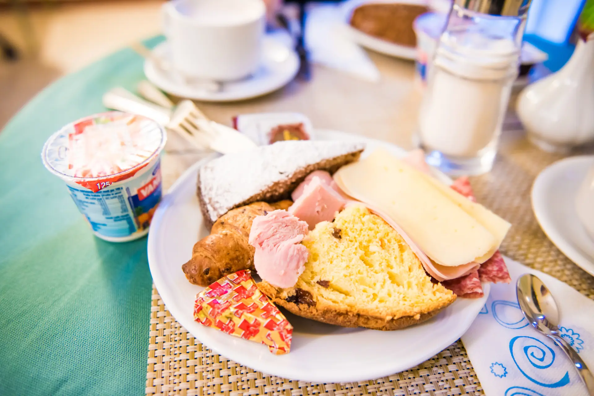 朝食のビュッフェが無料なのも嬉しい（※写真はイメージです。）
