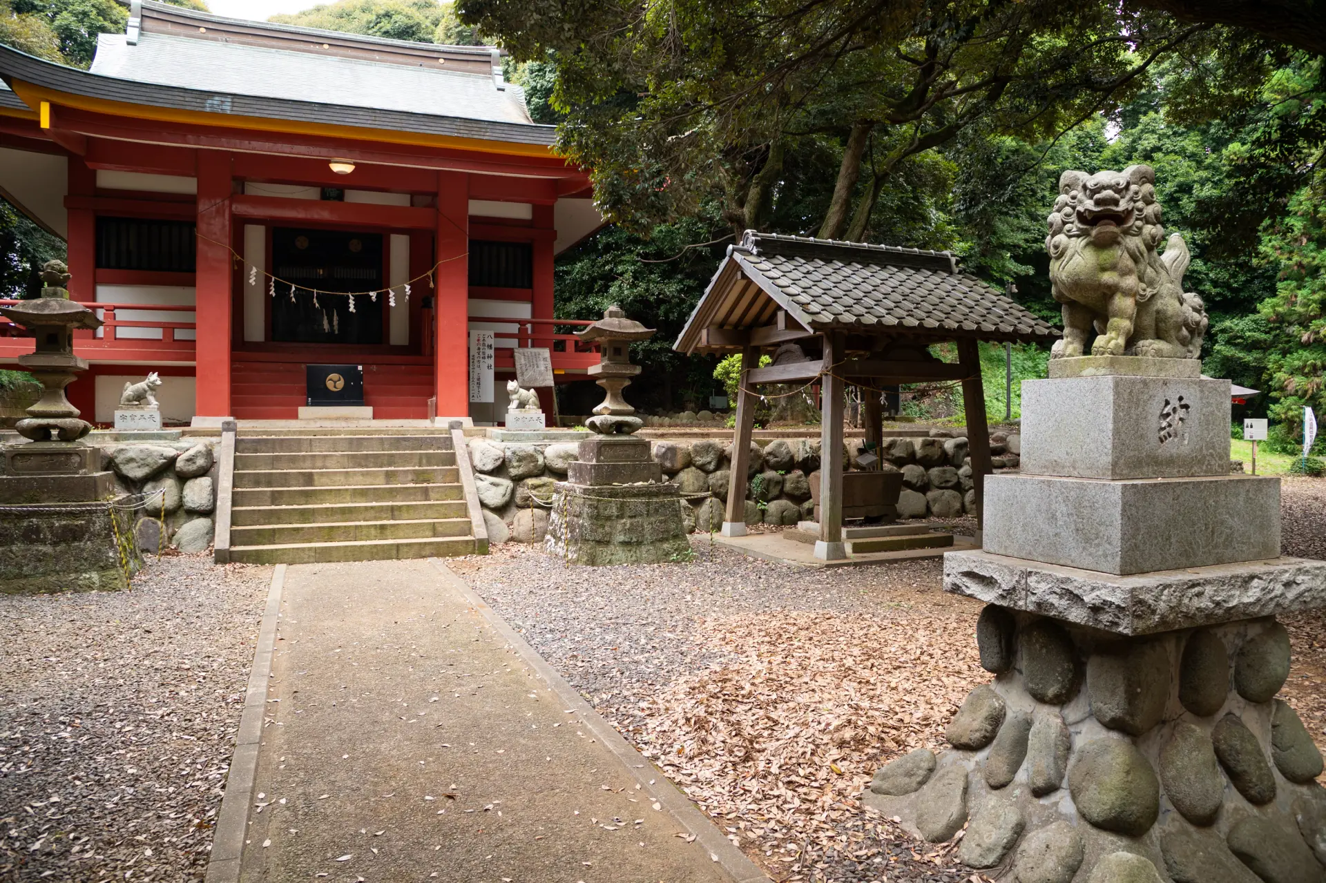 百草八幡神社の門をくぐると、辺りが静まり返る。