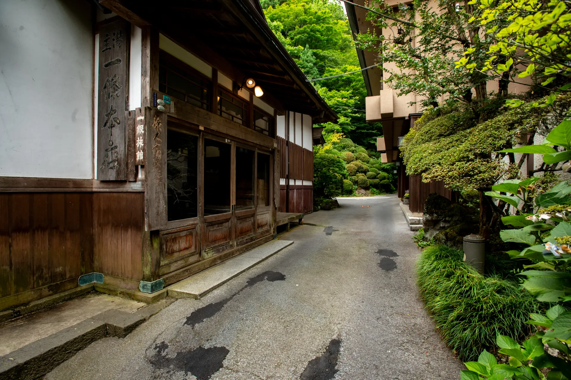 The Ryokan Ichijoh Honten door sign hanging at Yunushi Ichijoh today.