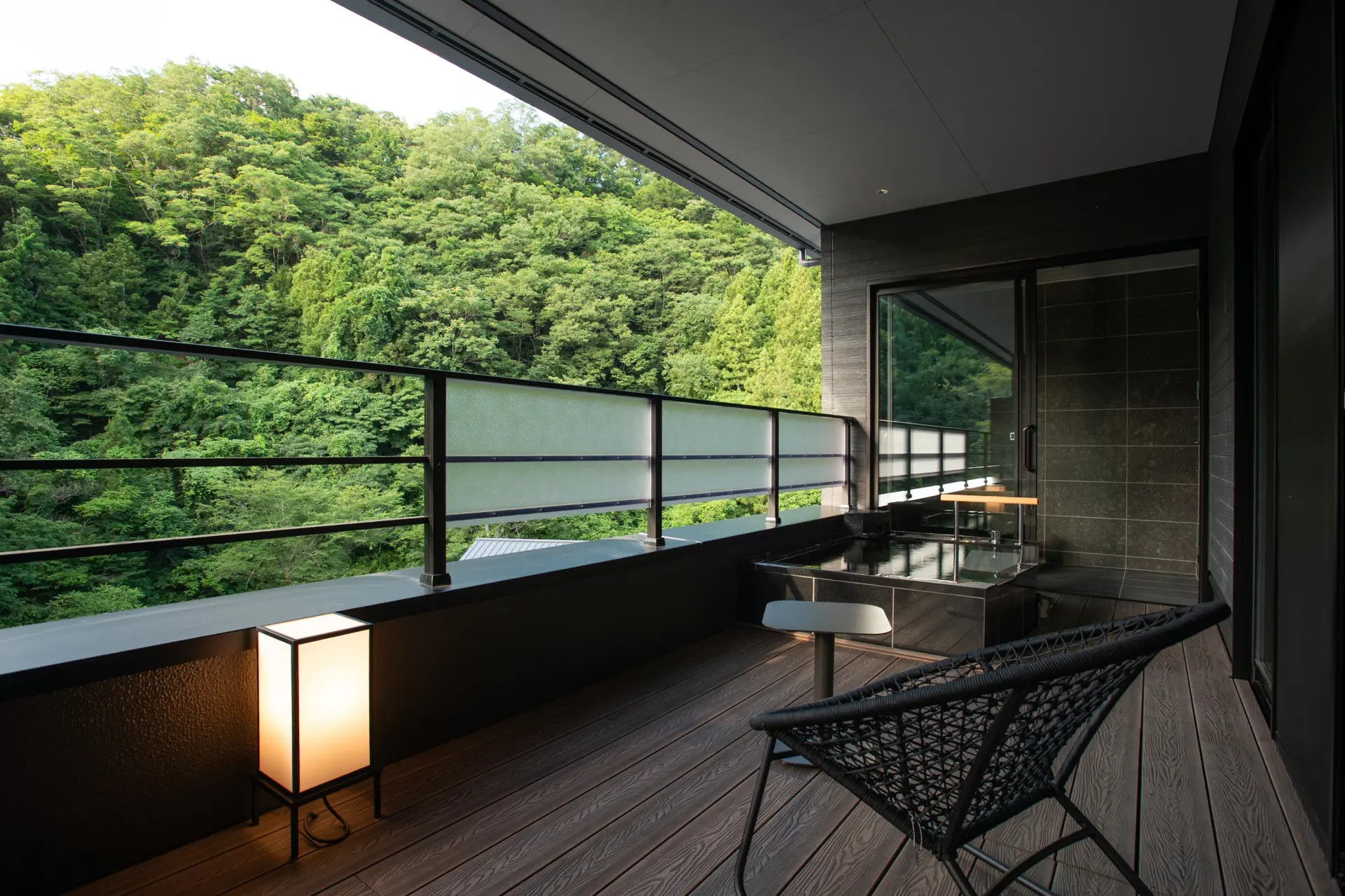 En-suite open-air bath hugged by a canopy of trees
