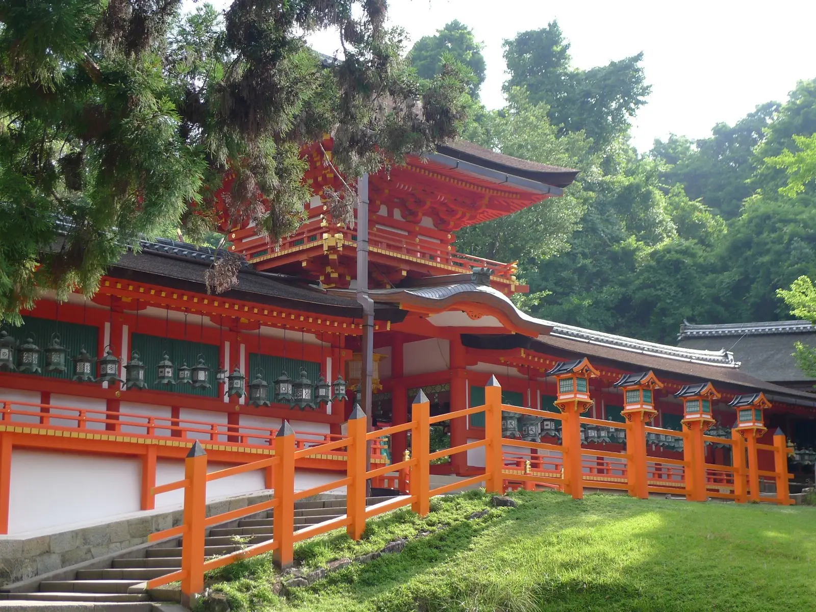 平城京の守護と国の繁栄のために創建された全国に約3,000社ある春日神社の総本山
