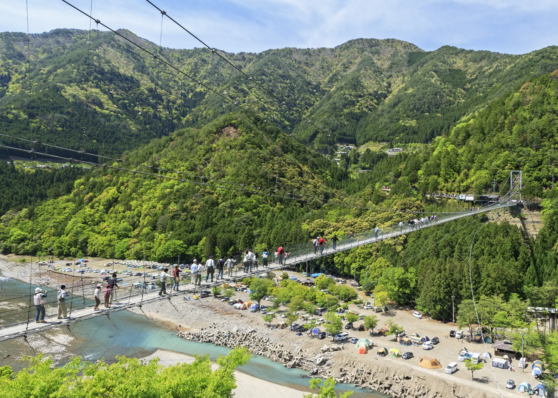 日本有数の長さを誇り、スリルを味わえる鉄線のつり橋