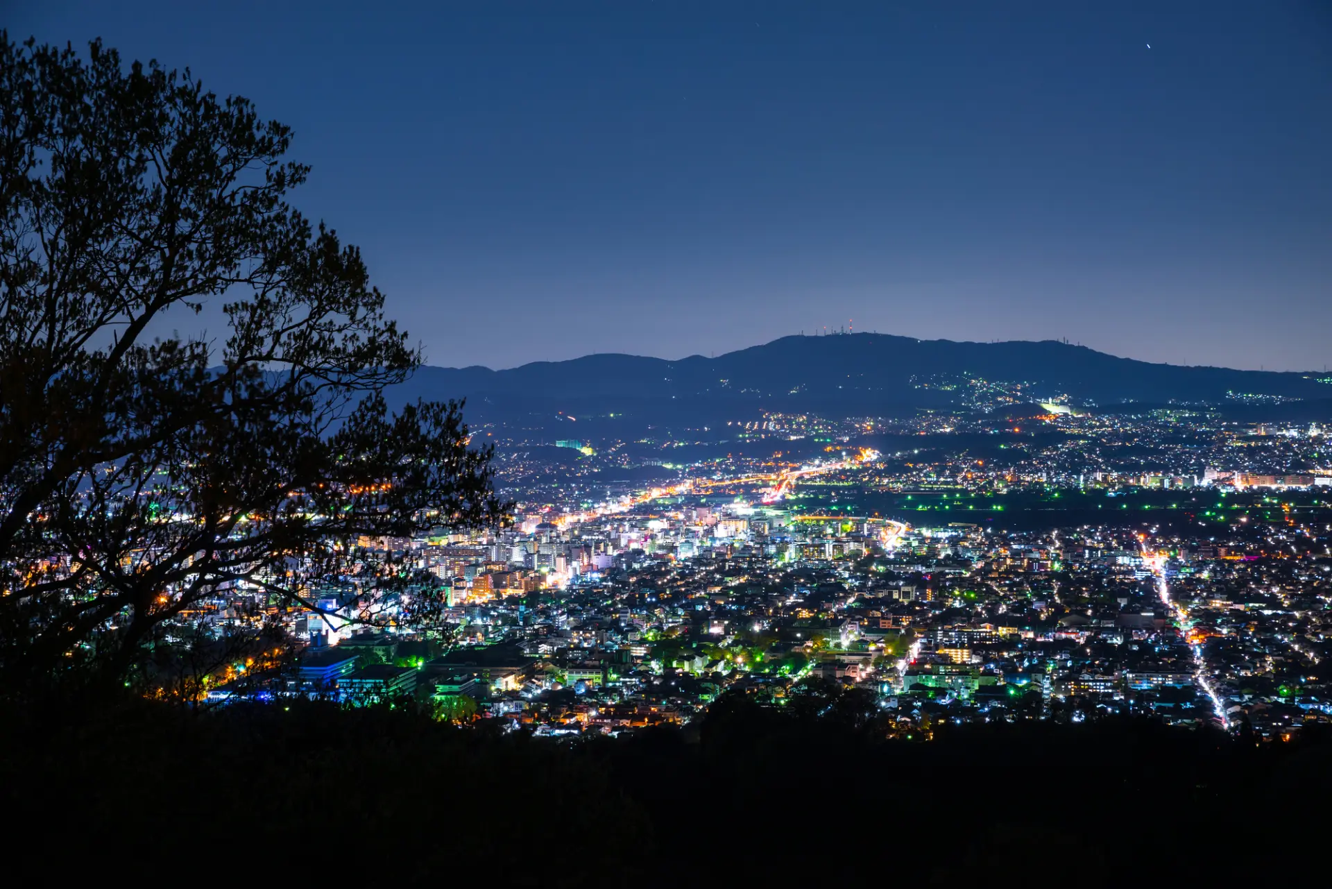 新日本三大夜景のひとつに選ばれるほど美しい光景が広がる