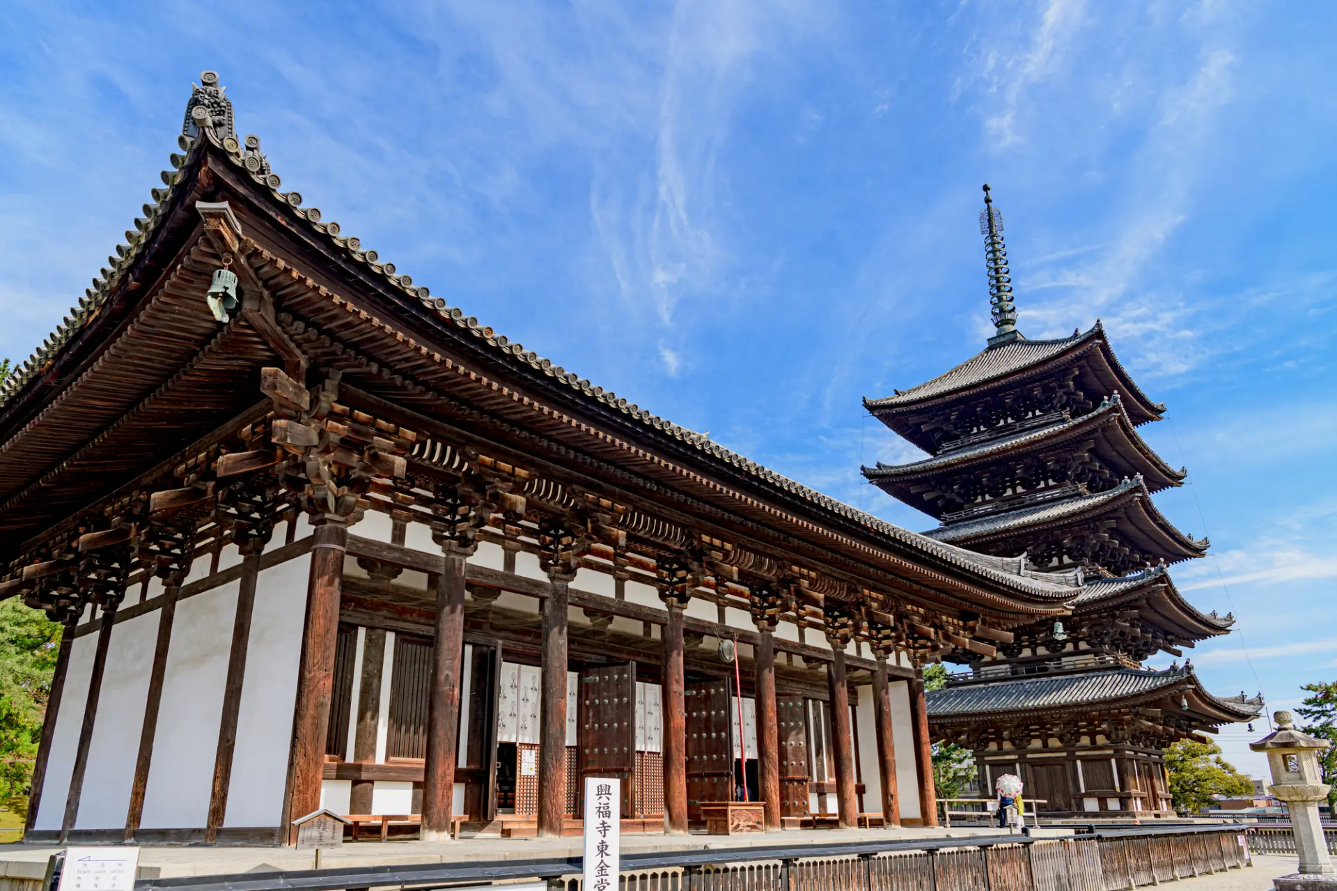 世界遺産の興福寺の境内と隣接するロケーション抜群のホテル